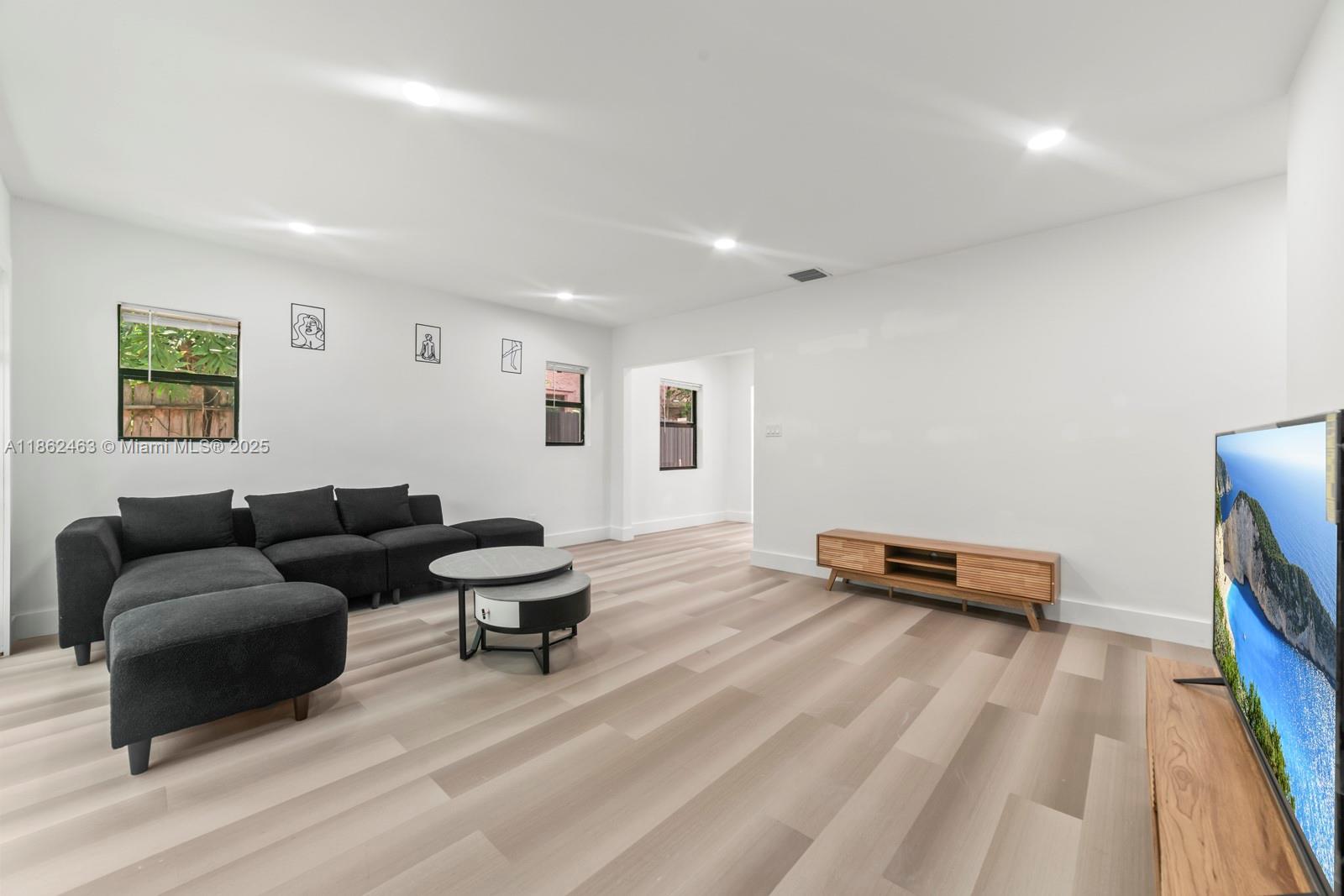 See details / 2886 sq. ft. $ 2025-08-20 0 Photo