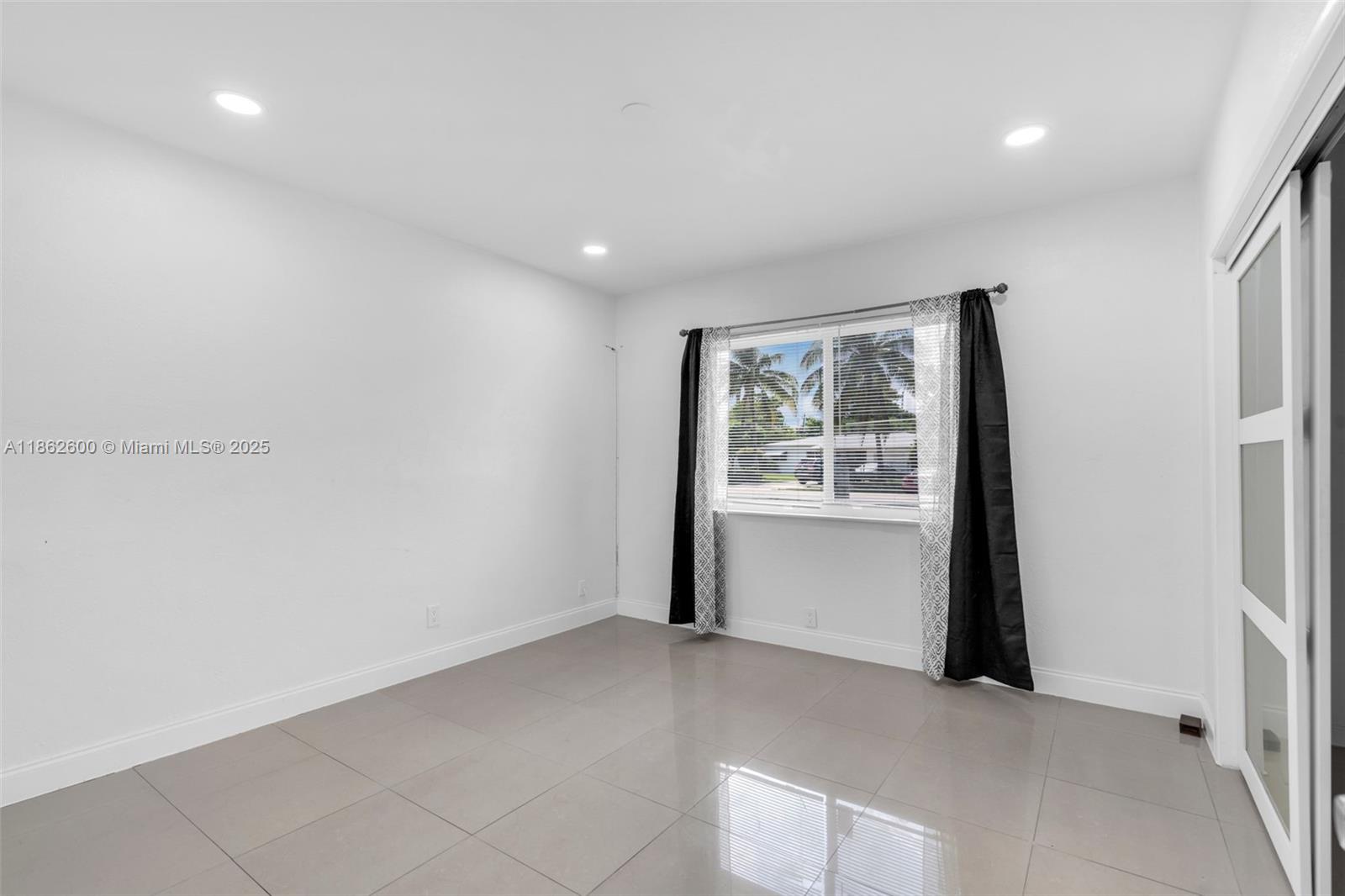 See details 640 3 / 2 1144 sq. ft. $ 2025-08-20 0 Photo