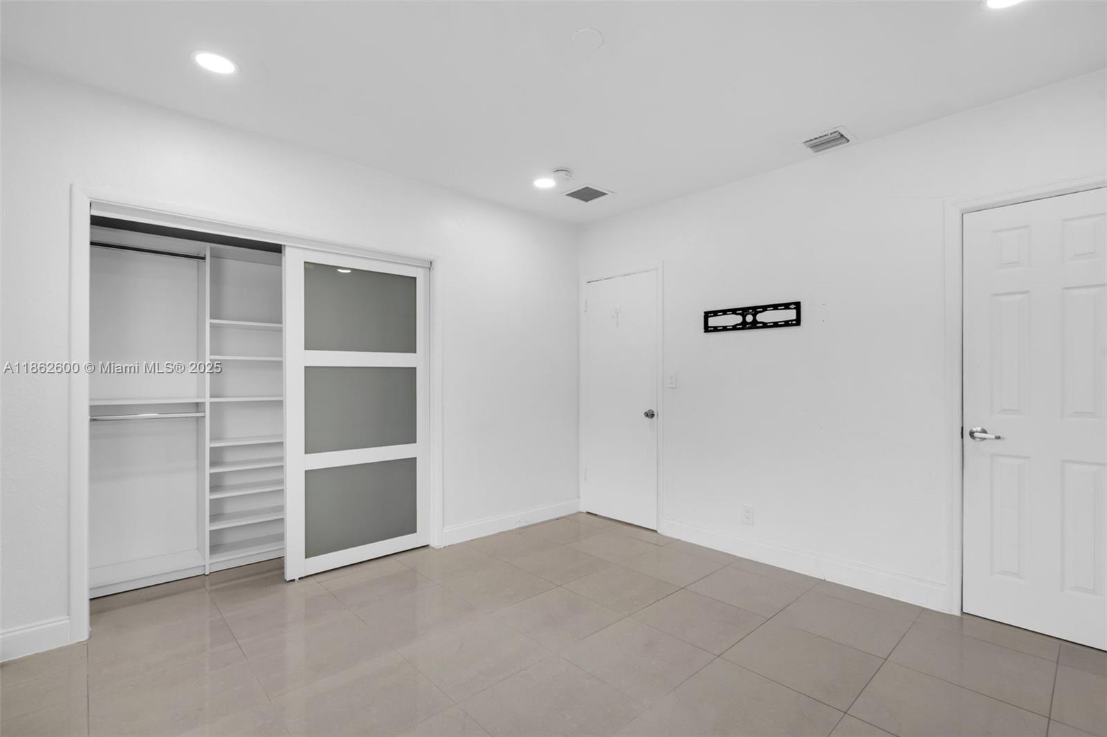 See details 640 3 / 2 1144 sq. ft. $ 2025-08-20 0 Photo