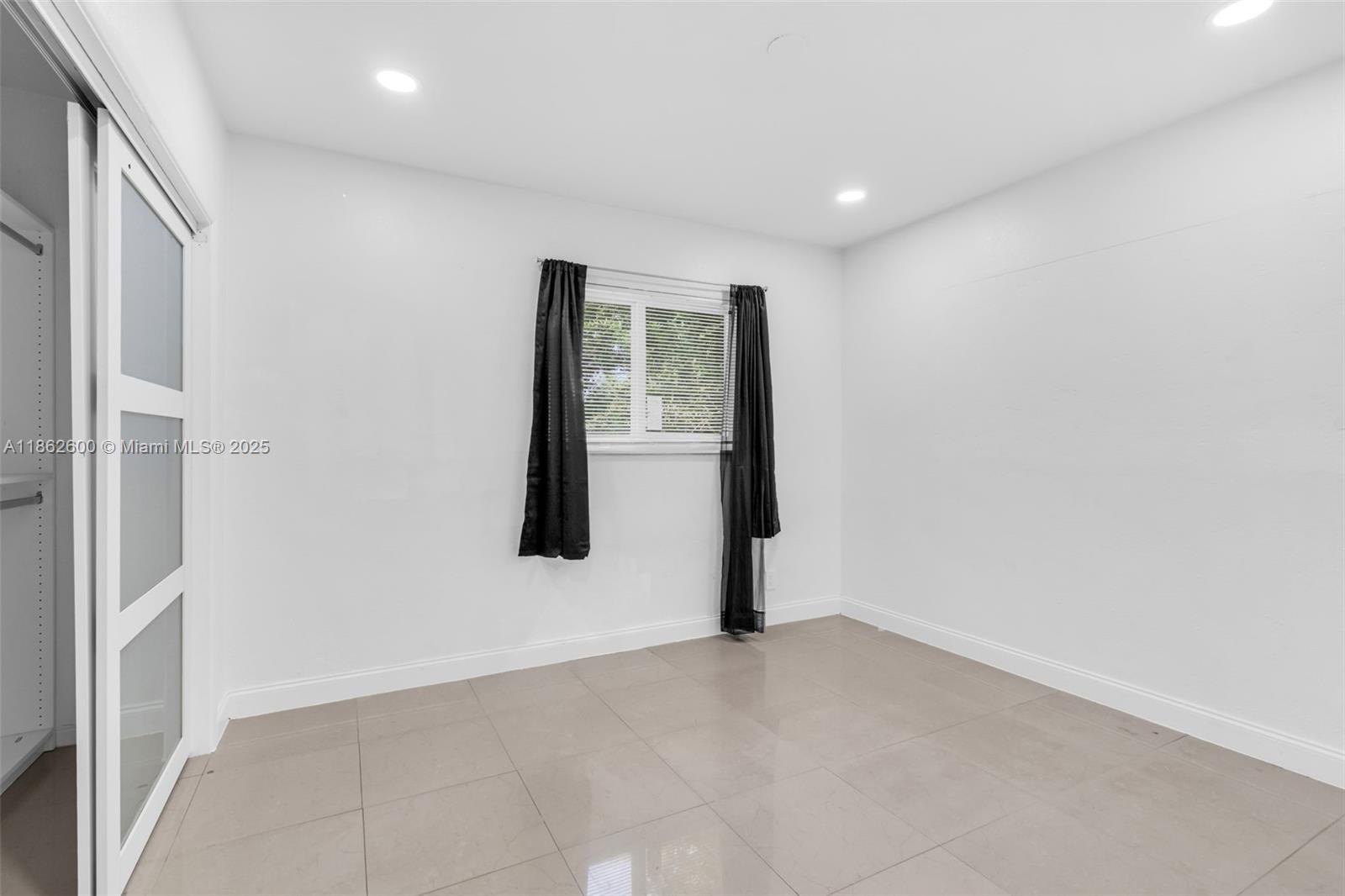 See details 640 3 / 2 1144 sq. ft. $ 2025-08-20 0 Photo