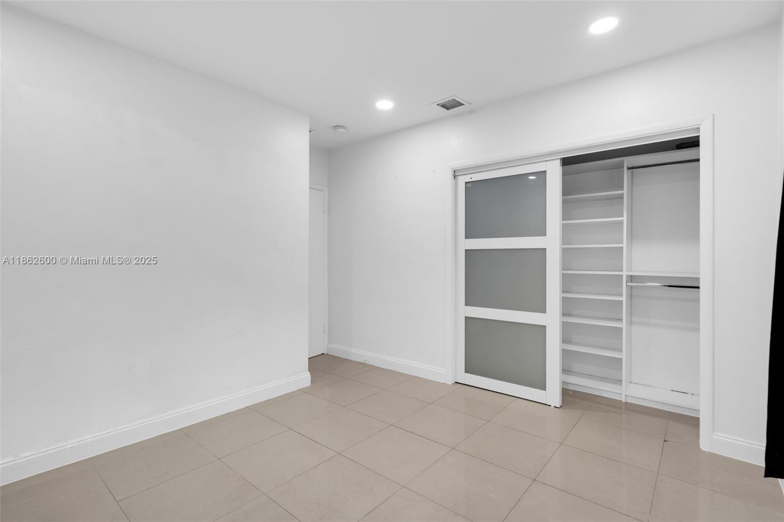See details 640 3 / 2 1144 sq. ft. $ 2025-08-20 0 Photo
