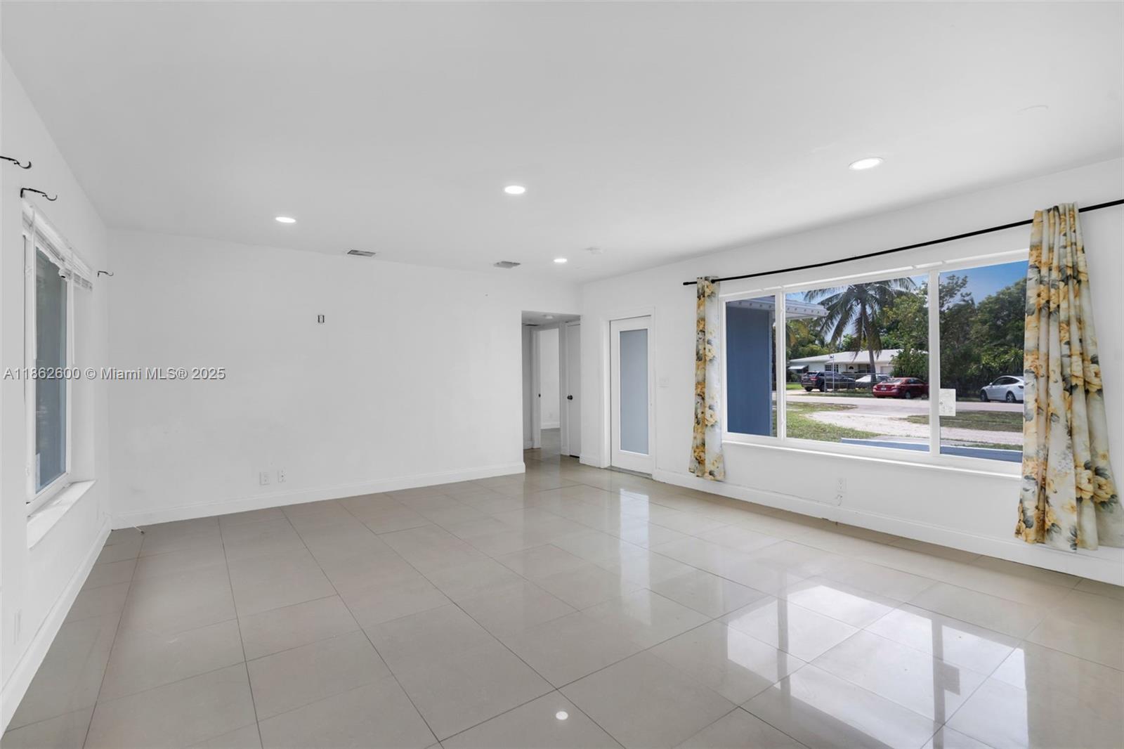 See details 640 3 / 2 1144 sq. ft. $ 2025-08-20 0 Photo