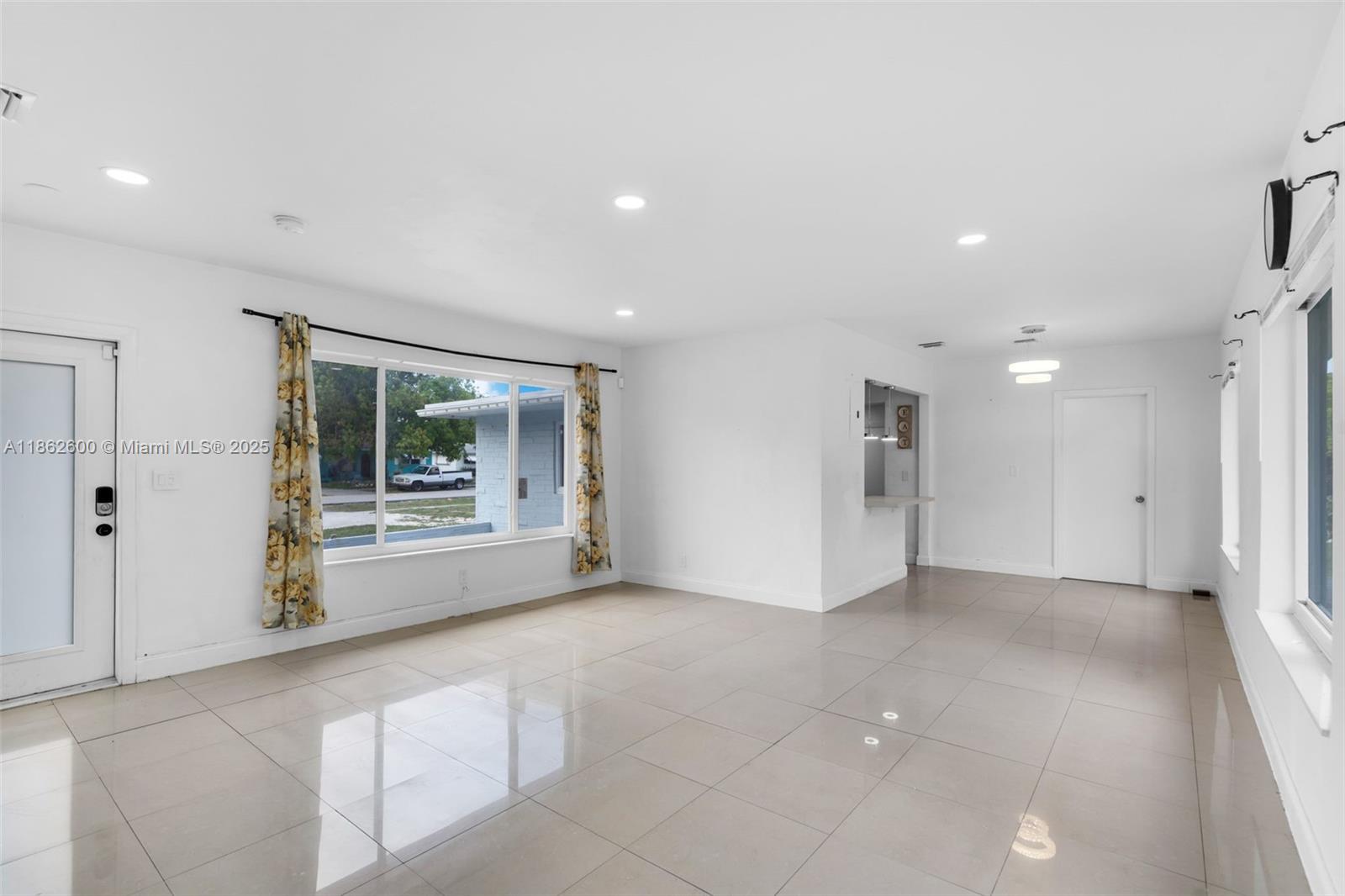 See details 640 3 / 2 1144 sq. ft. $ 2025-08-20 0 Photo