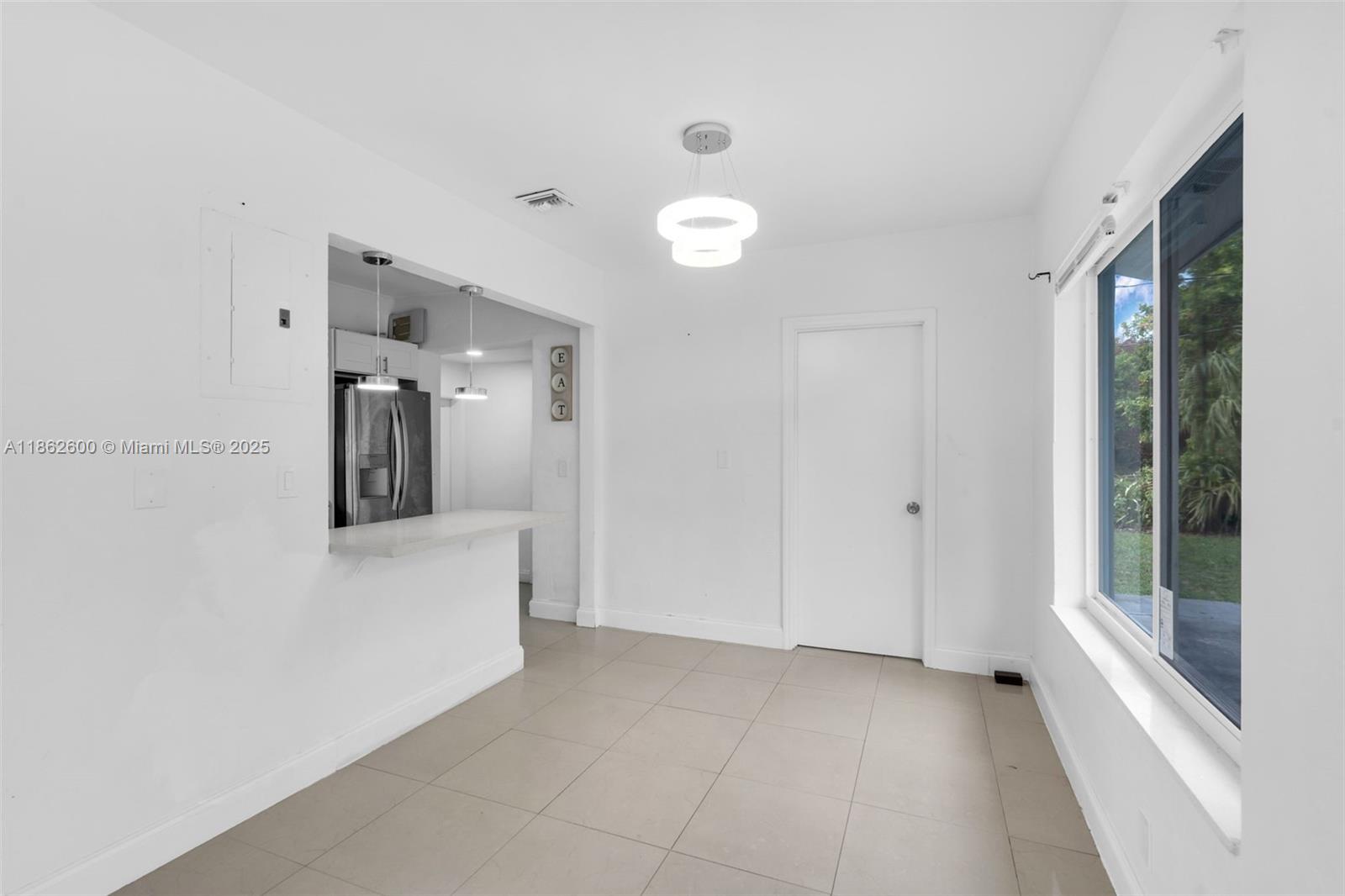 See details 640 3 / 2 1144 sq. ft. $ 2025-08-20 0 Photo