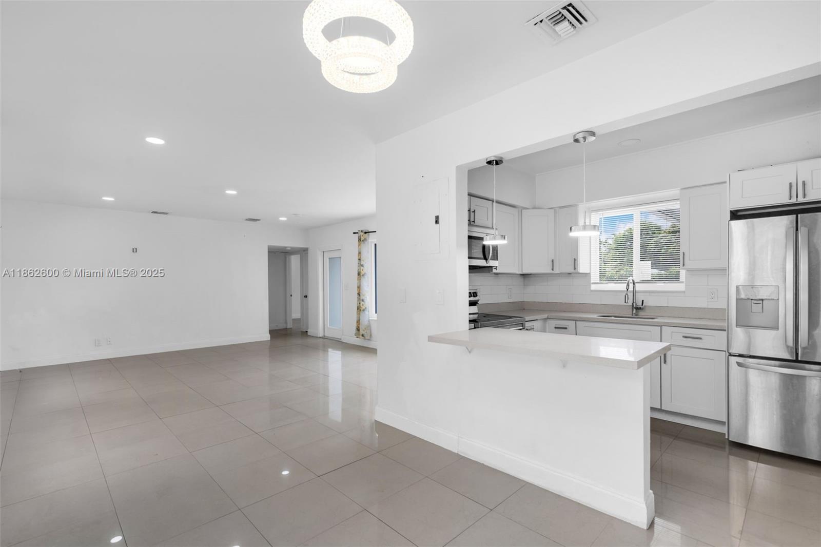See details 640 3 / 2 1144 sq. ft. $ 2025-08-20 0 Photo