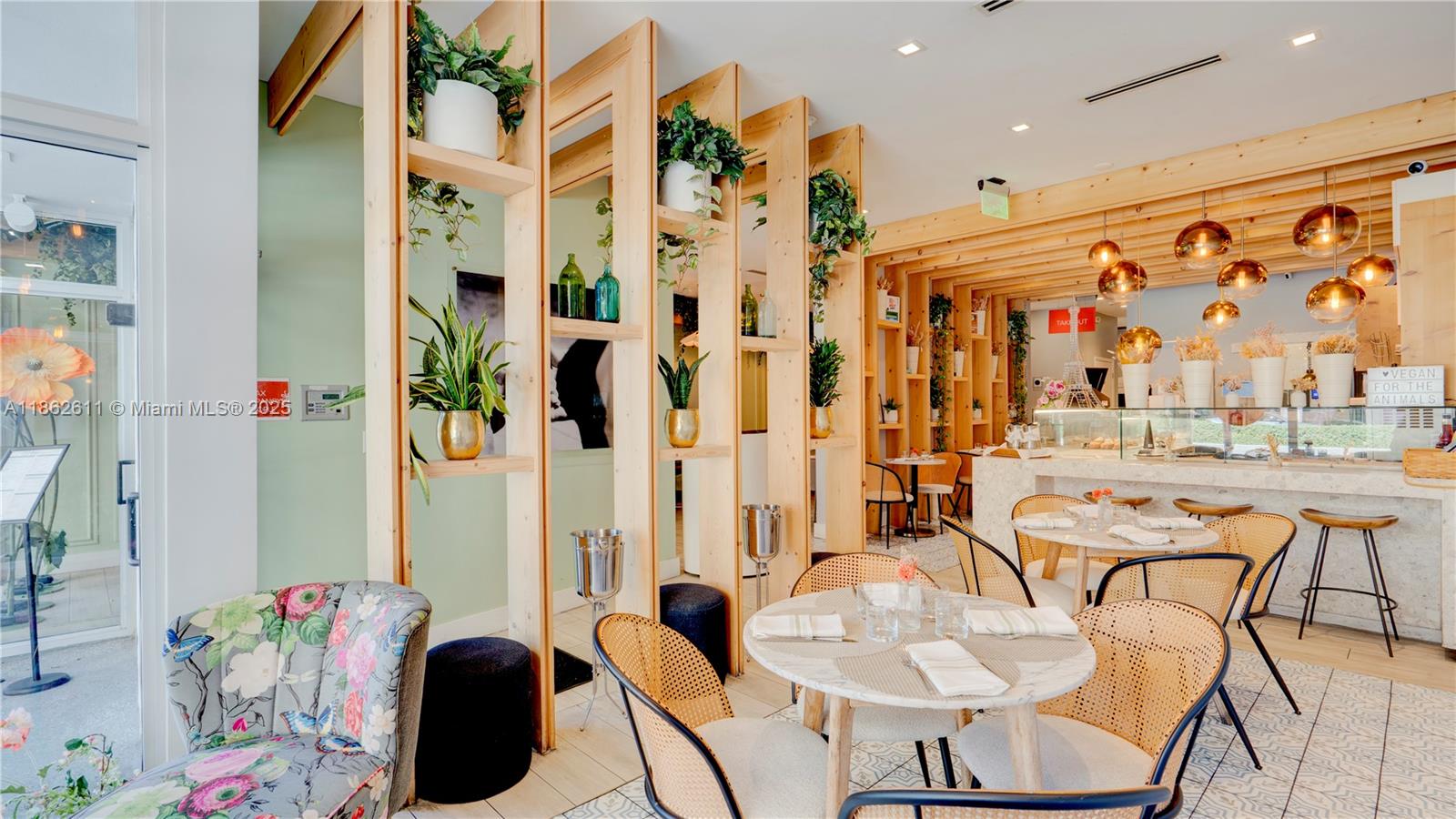   /   кв.футов $ 2025-11-05 0 Фото