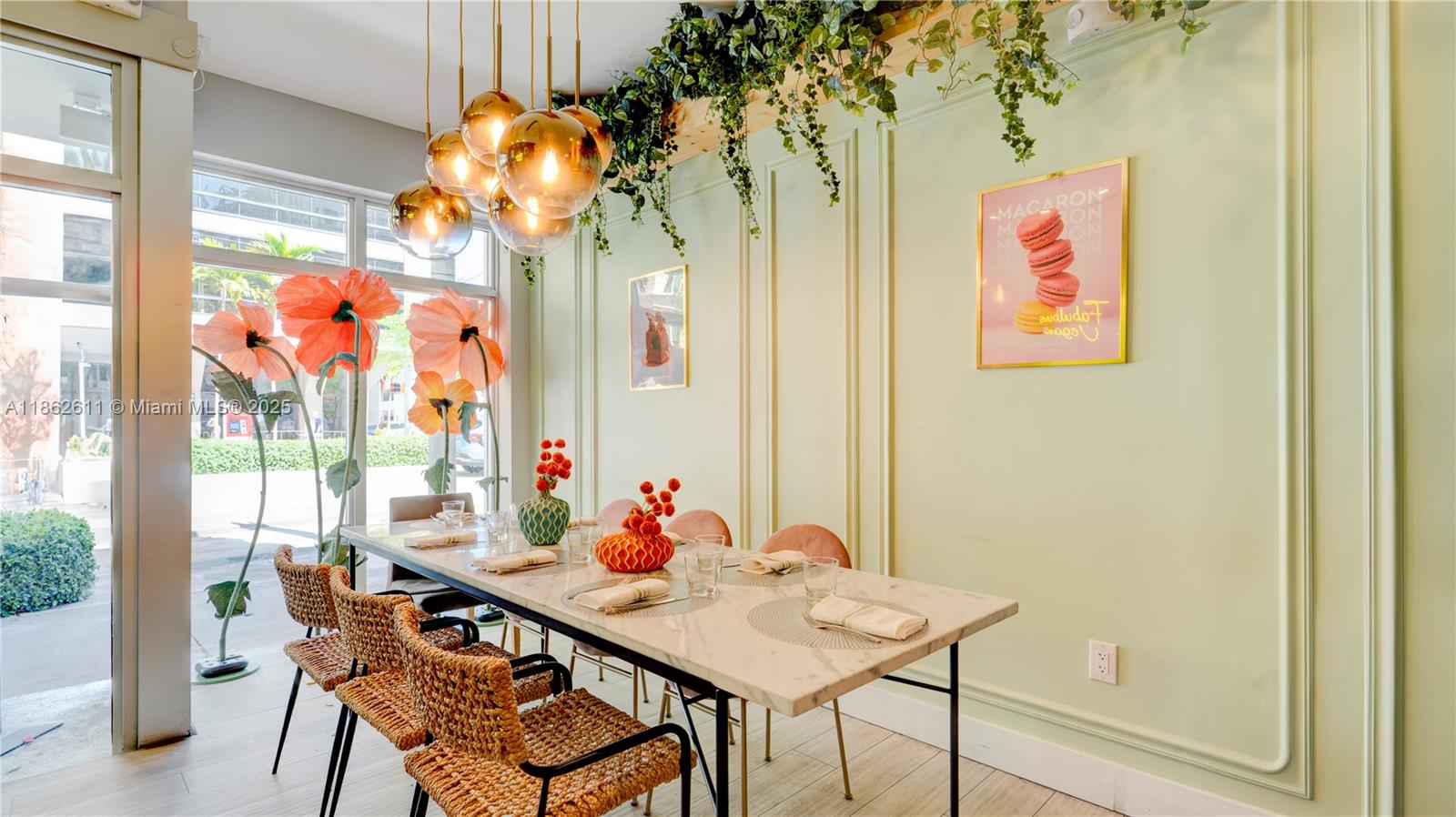   /   кв.футов $ 2025-11-05 0 Фото