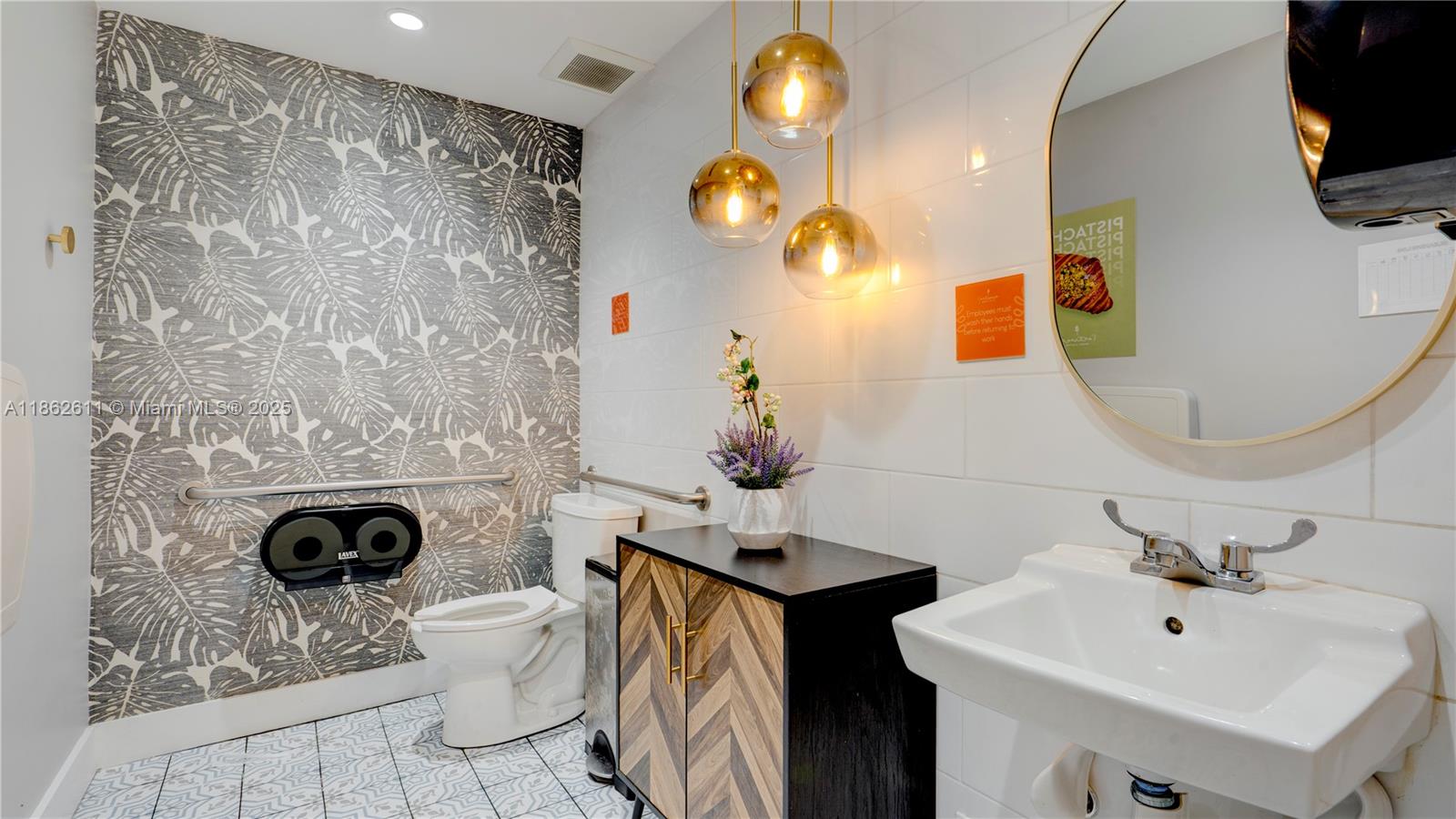   /   кв.футов $ 2025-11-05 0 Фото