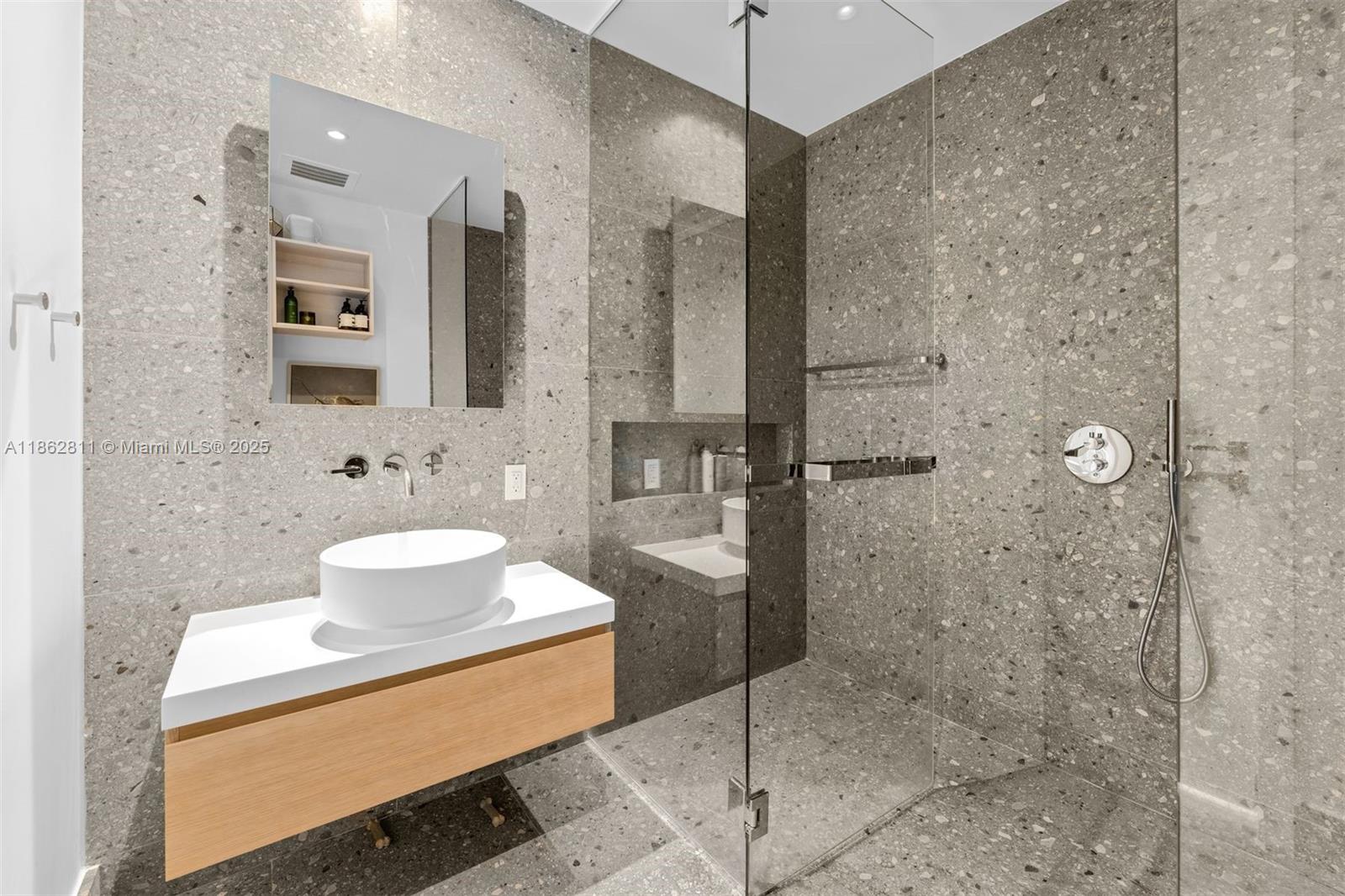 See details 606 2 / 3 1602 sq. ft. $ 2025-08-21 0 Photo