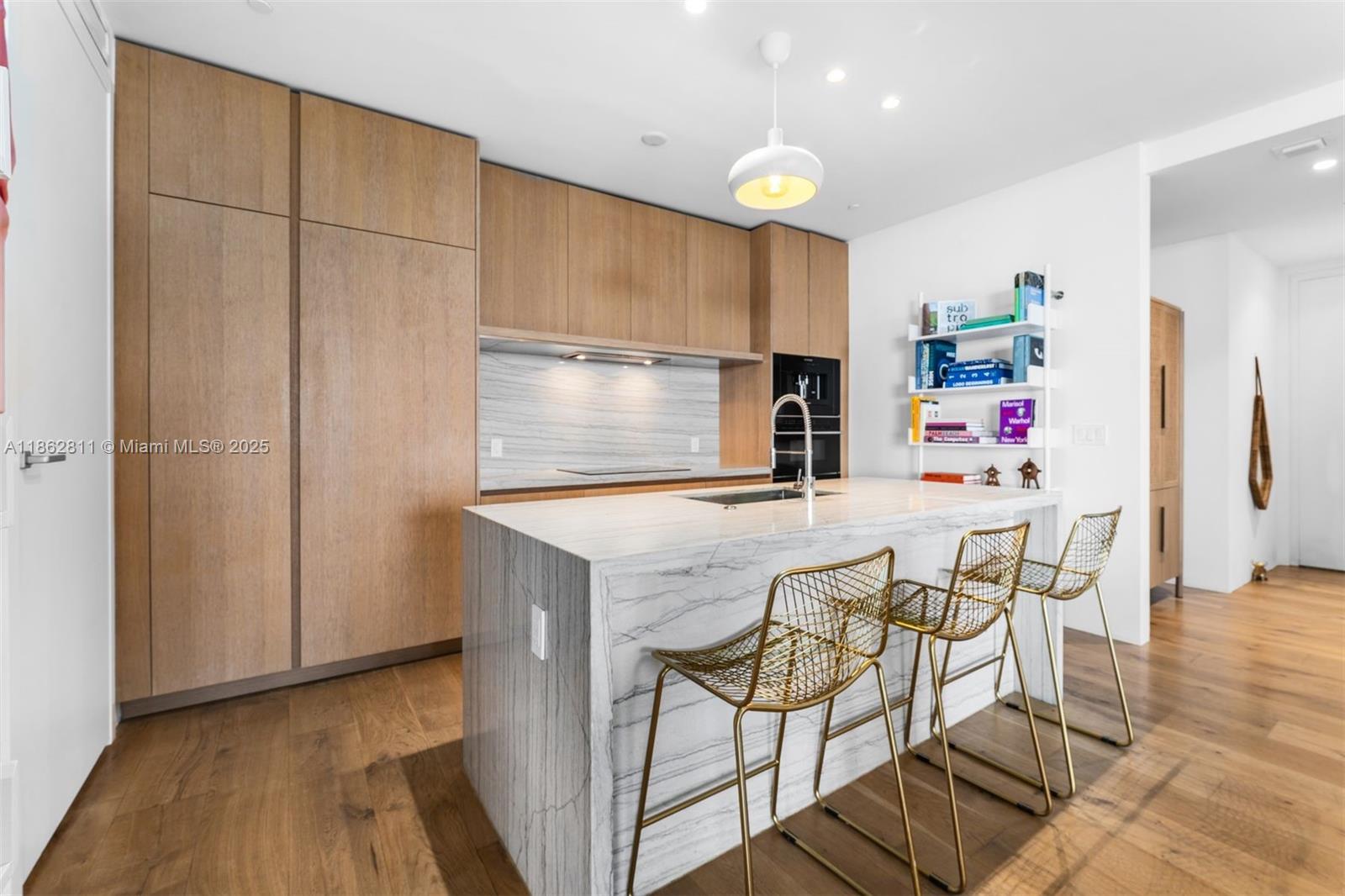 See details 606 2 / 3 1602 sq. ft. $ 2025-08-21 0 Photo