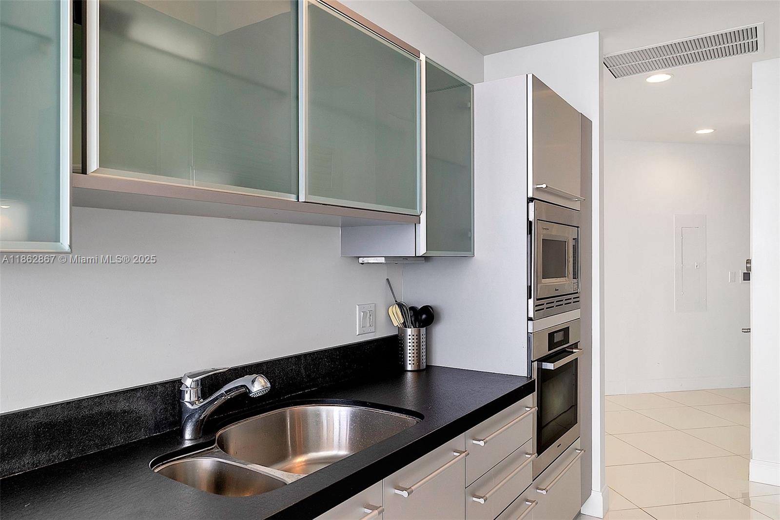 See details 4109A 2 / 2 1324 sq. ft. $ 2025-08-21 0 Photo