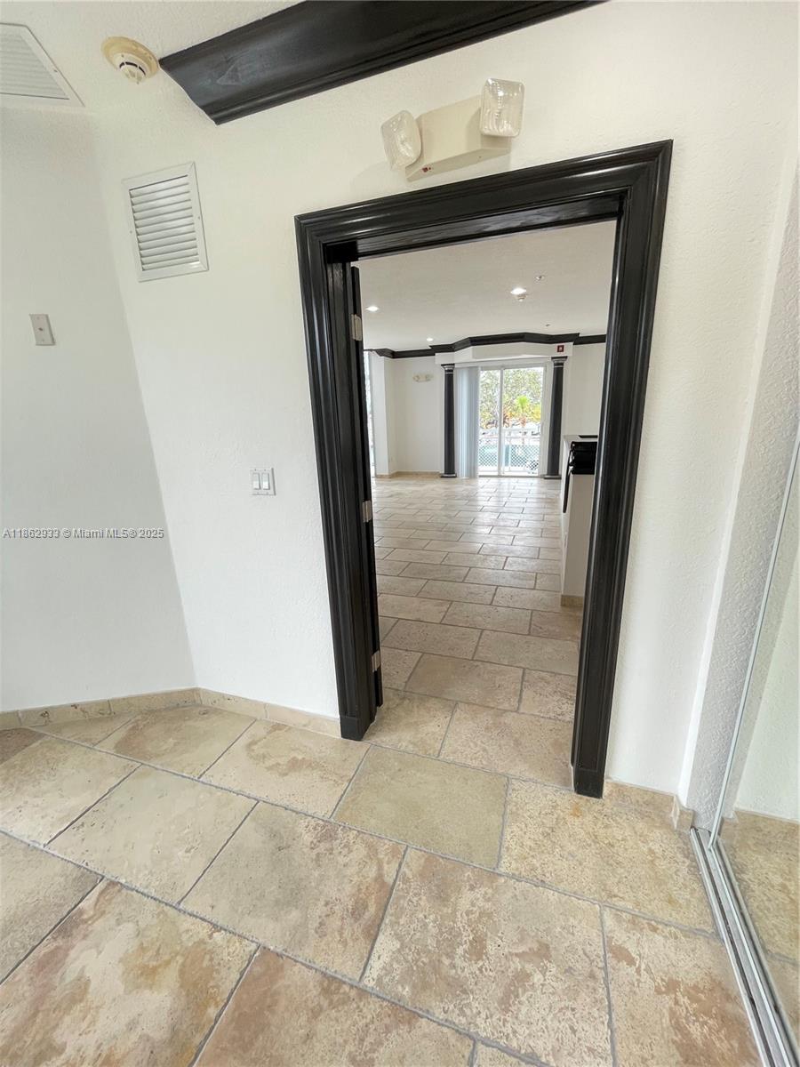 See details 201 / sq. ft. $ 2025-08-21 0 Photo