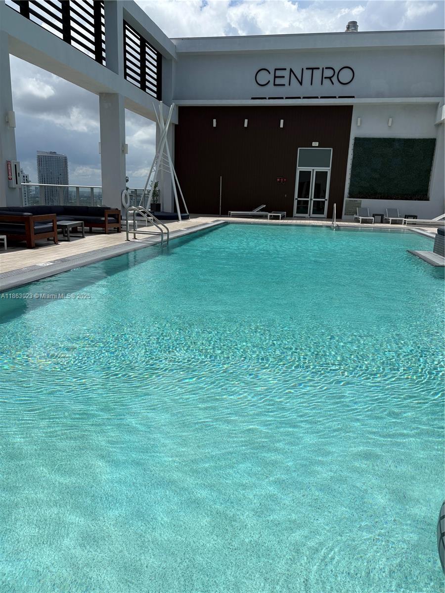Ver detalles 2401 2 / 2 977 sq. ft. $ 2025-08-21 0 foto