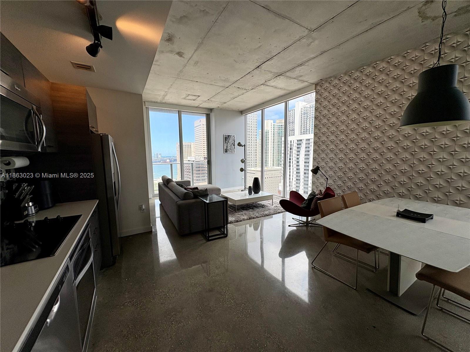 Ver detalles 2401 2 / 2 977 sq. ft. $ 2025-08-21 0 foto