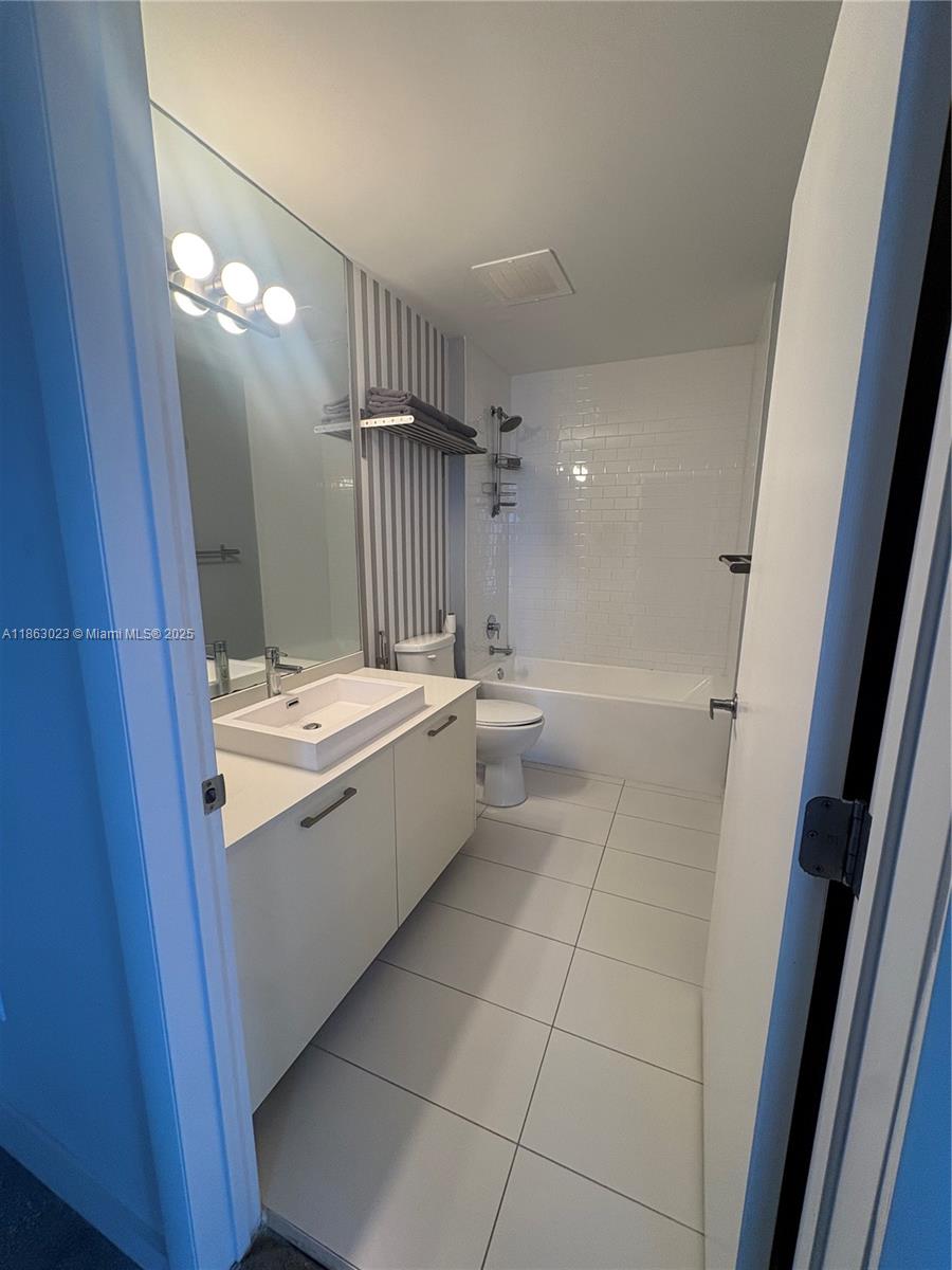 Ver detalles 2401 2 / 2 977 sq. ft. $ 2025-08-21 0 foto