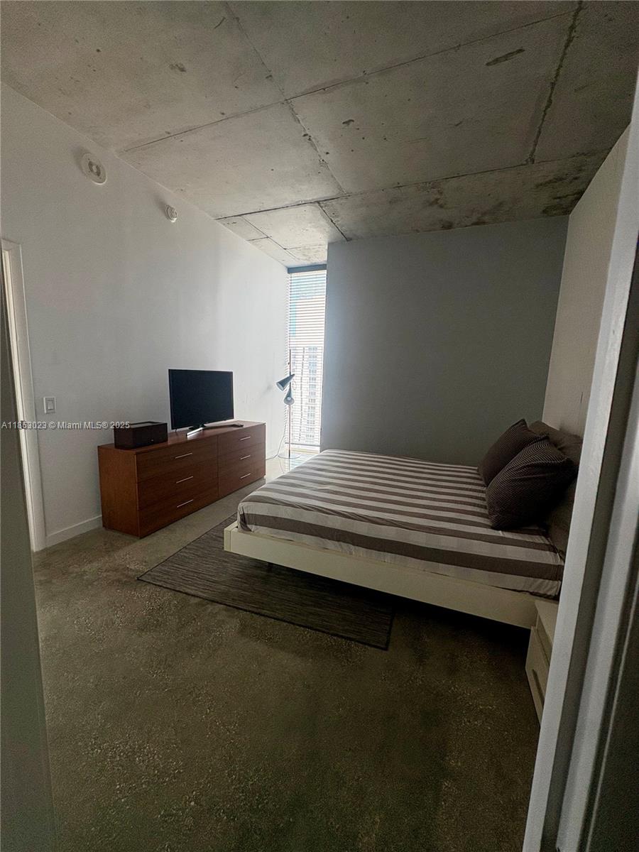 Ver detalles 2401 2 / 2 977 sq. ft. $ 2025-08-21 0 foto