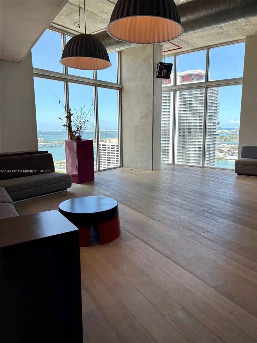 Ver detalles 2401 2 / 2 977 sq. ft. $ 2025-08-21 0 foto