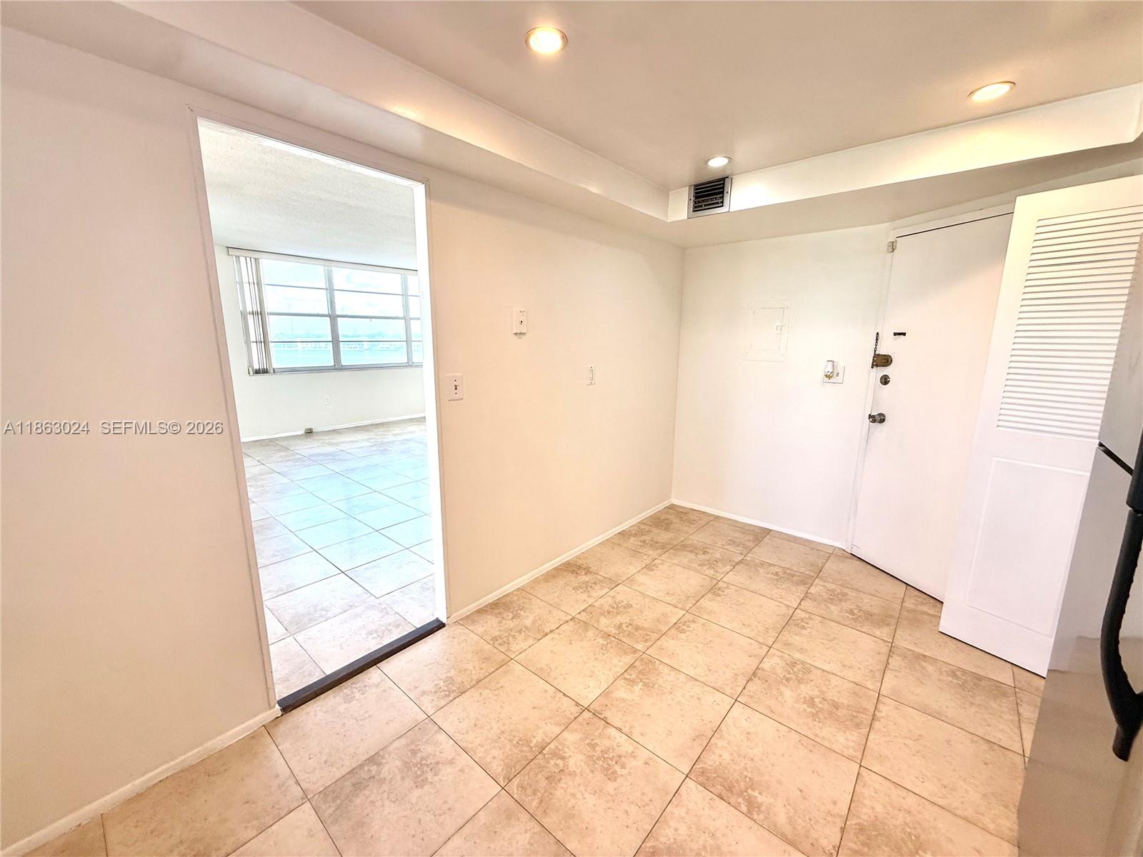Ver detalles 626E 2 / 2 1140 sq. ft. $ 2026-05-05 0 foto
