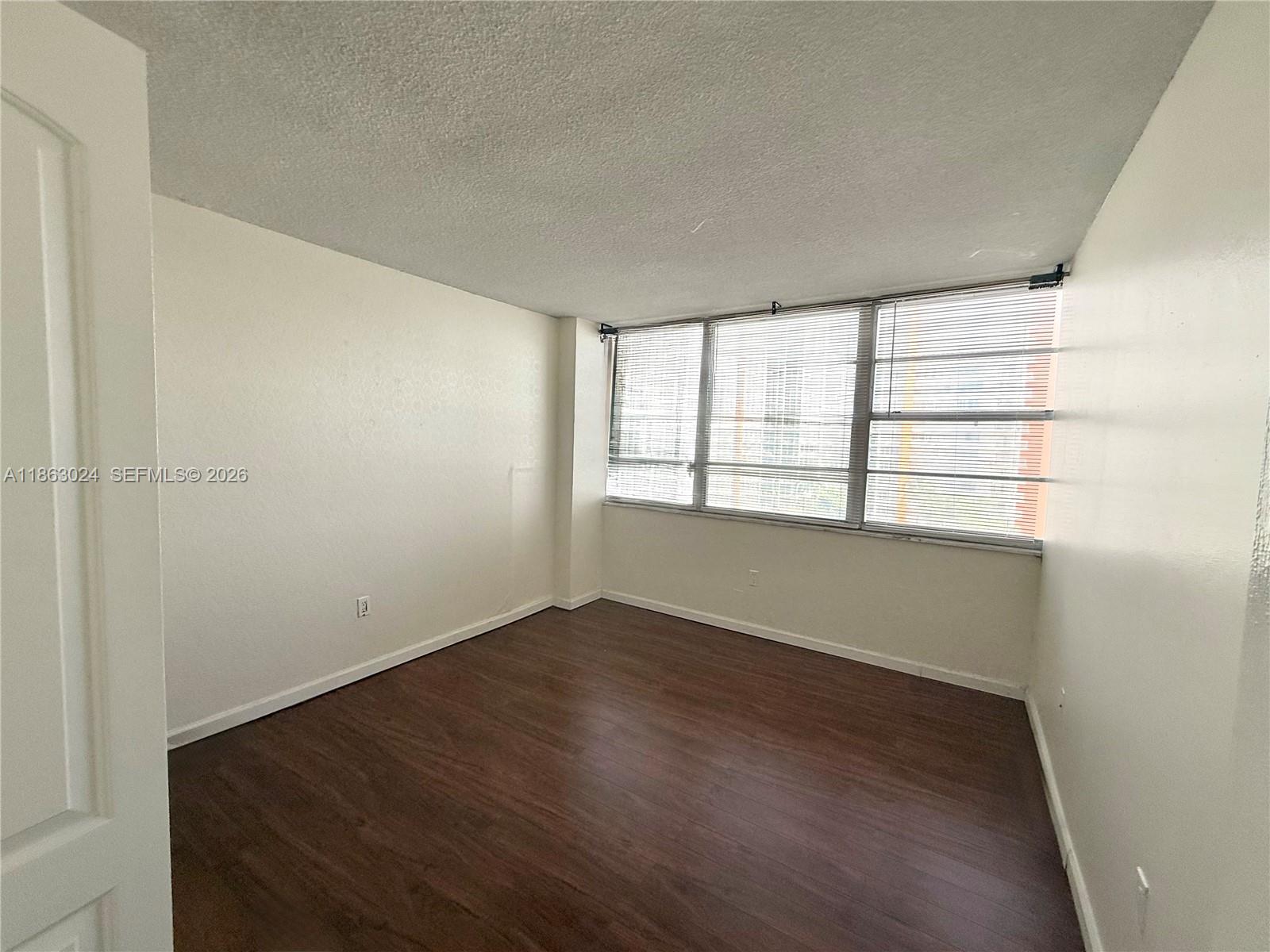 Ver detalles 626E 2 / 2 1140 sq. ft. $ 2026-05-05 0 foto