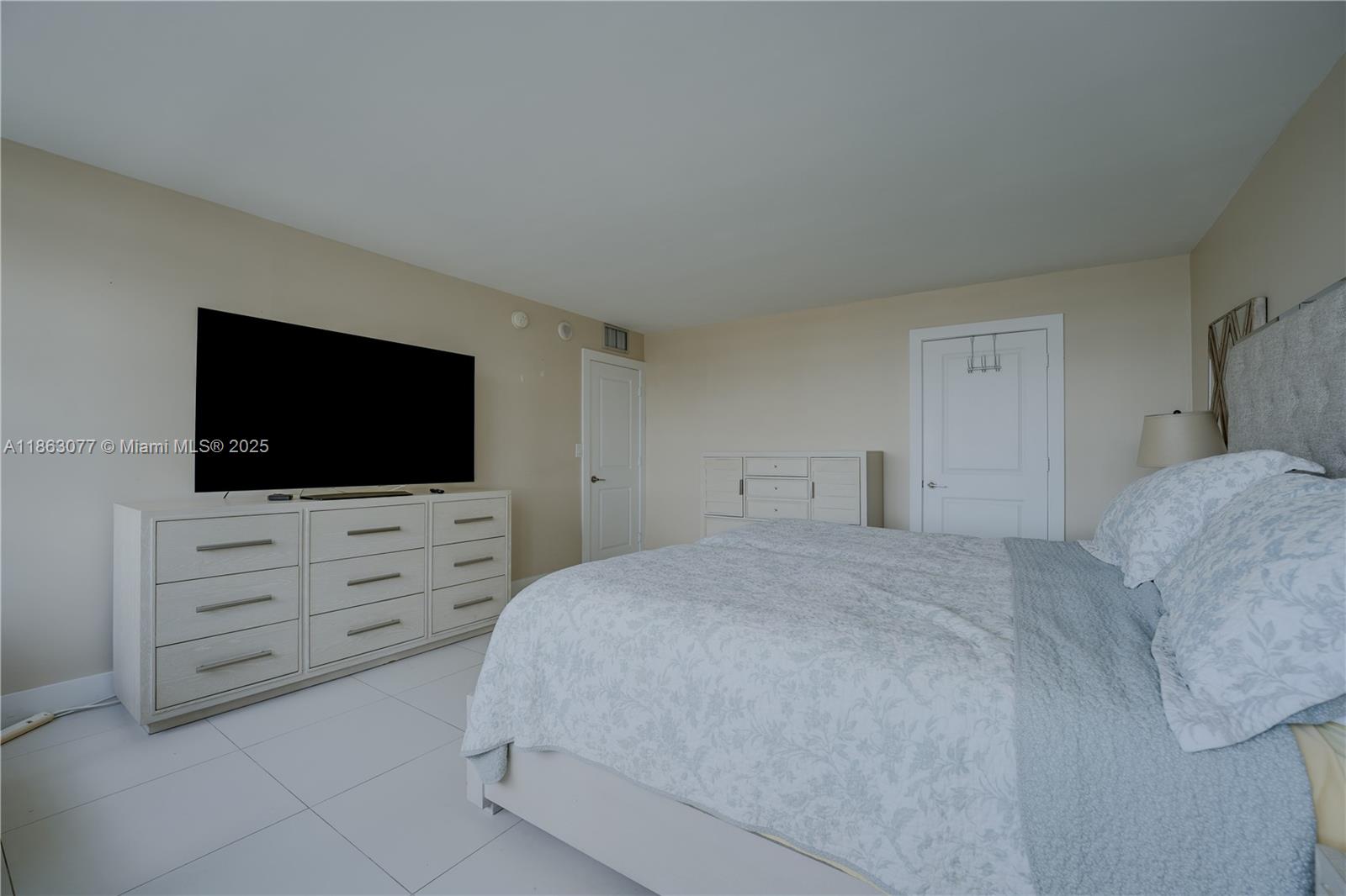 Photo of 1817 Ocean Dr  #515, Hallandale Beach, Florida, 33009 - Beautiful intra views
