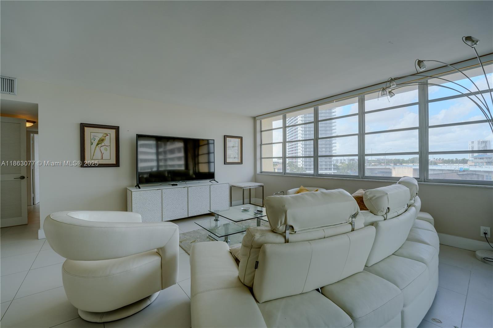 Photo of 1817 Ocean Dr #515, Hallandale Beach, Florida, 33009 - Living Room