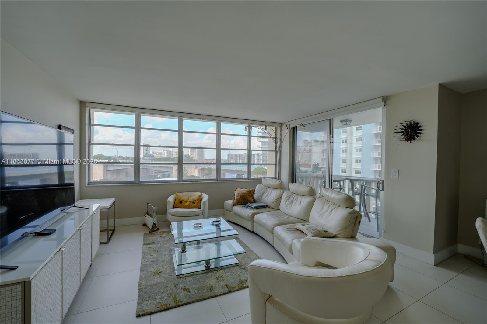 Photo of 1817 Ocean Dr #515, Hallandale Beach, Florida, 33009 - Living Room