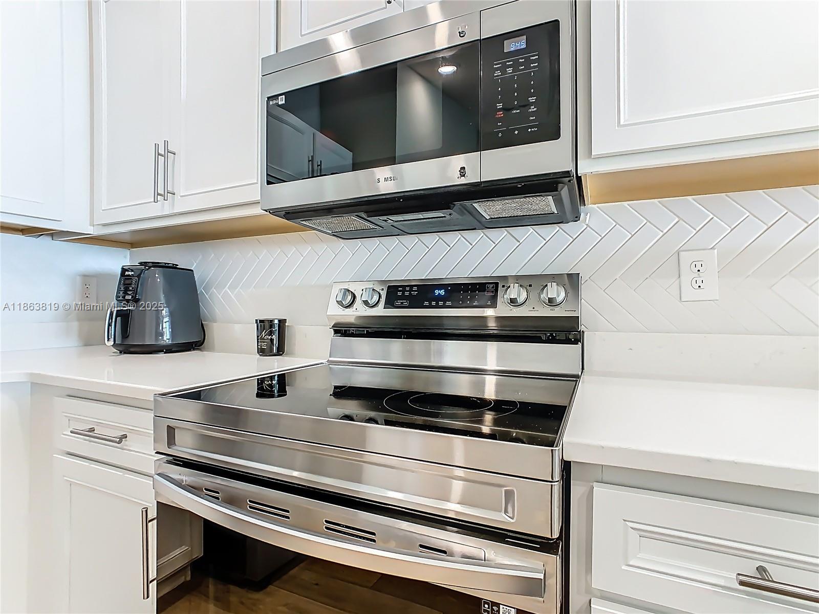 Ver detalles 1060 3 / 2 1506 sq. ft. $ 2026-05-19 0 foto