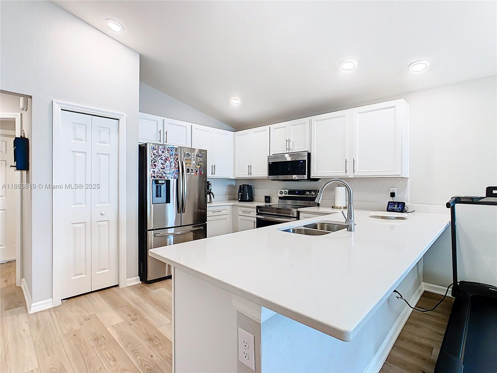 Ver detalles 1060 3 / 2 1506 sq. ft. $ 2026-05-19 0 foto