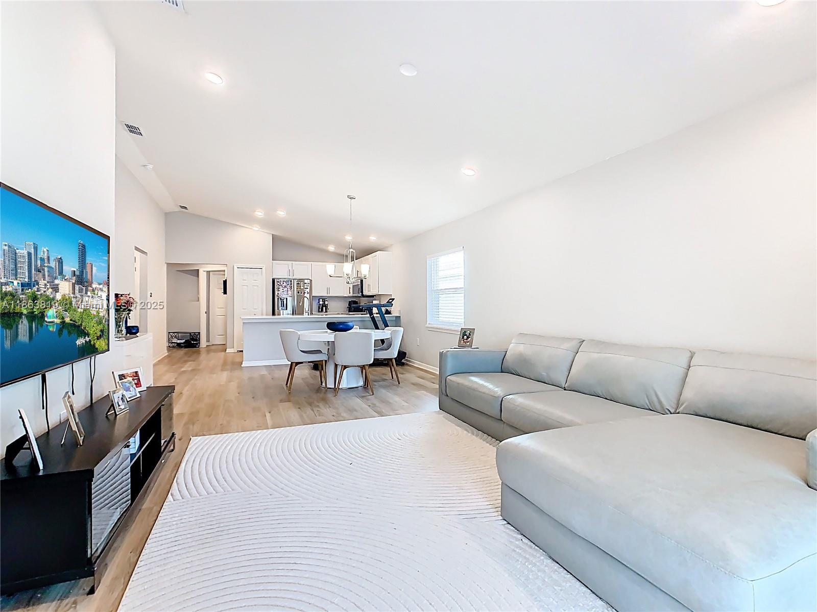 Ver detalles 1060 3 / 2 1506 sq. ft. $ 2026-05-19 0 foto