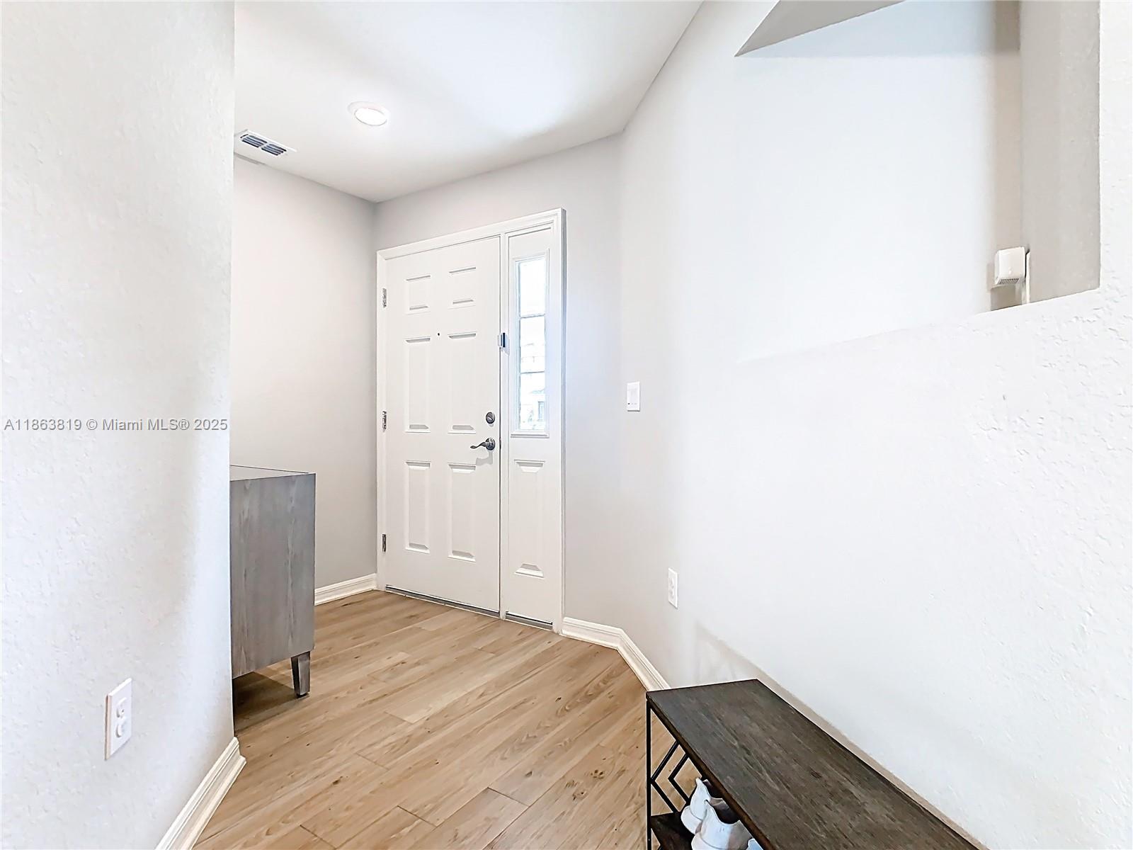 Ver detalles 1060 3 / 2 1506 sq. ft. $ 2026-05-19 0 foto
