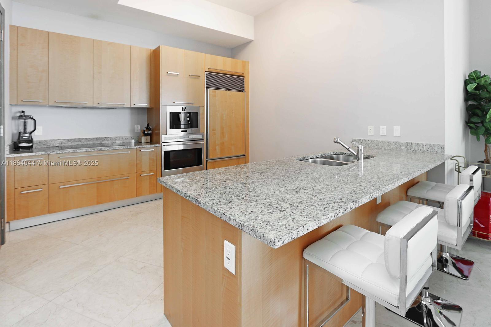 See details 3807 3 / 3 2106 sq. ft. $ 2025-08-22 0 Photo