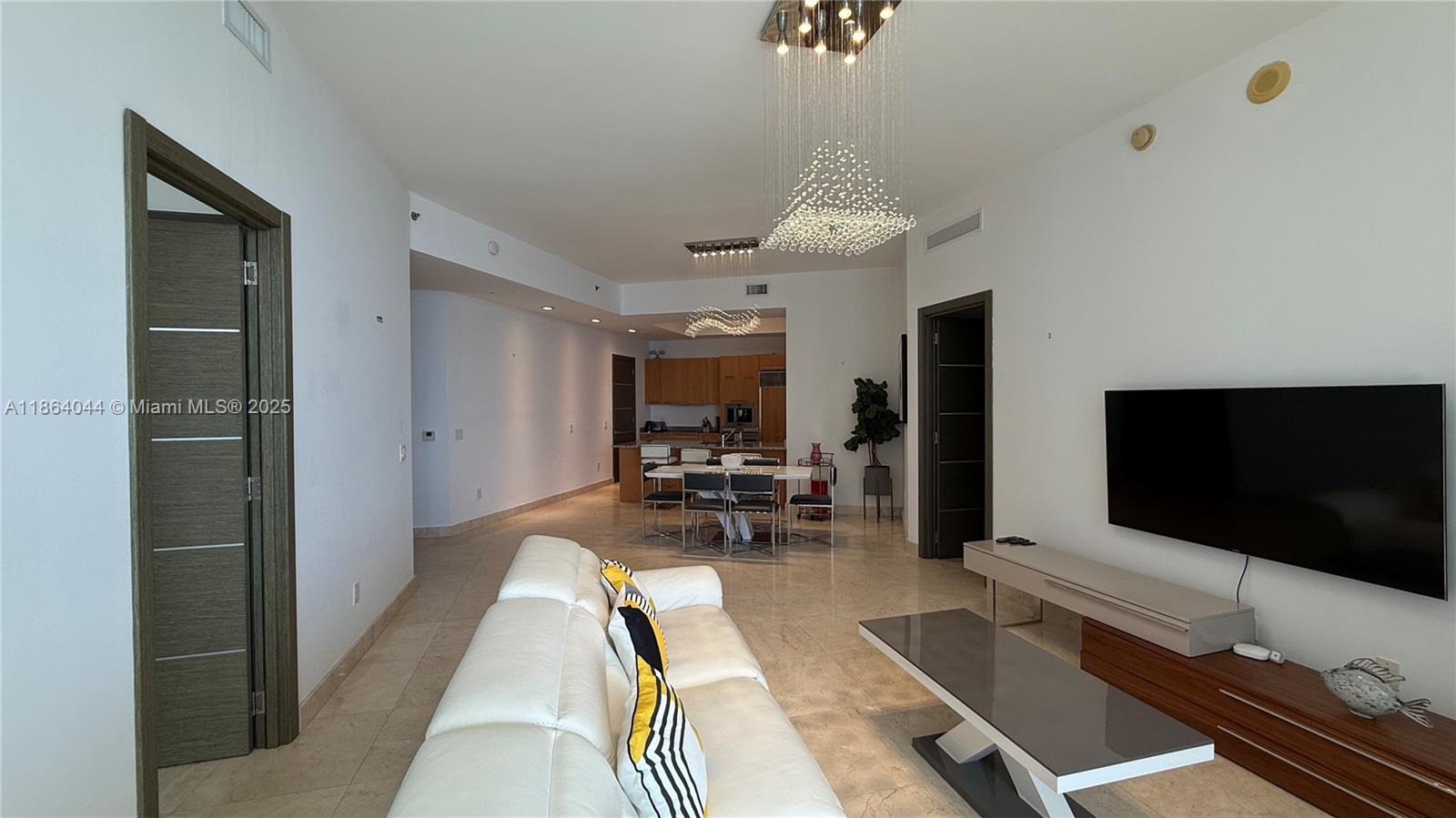 3807 3 / 3 2106 sq. ft. $ 2025-09-26 0 foto