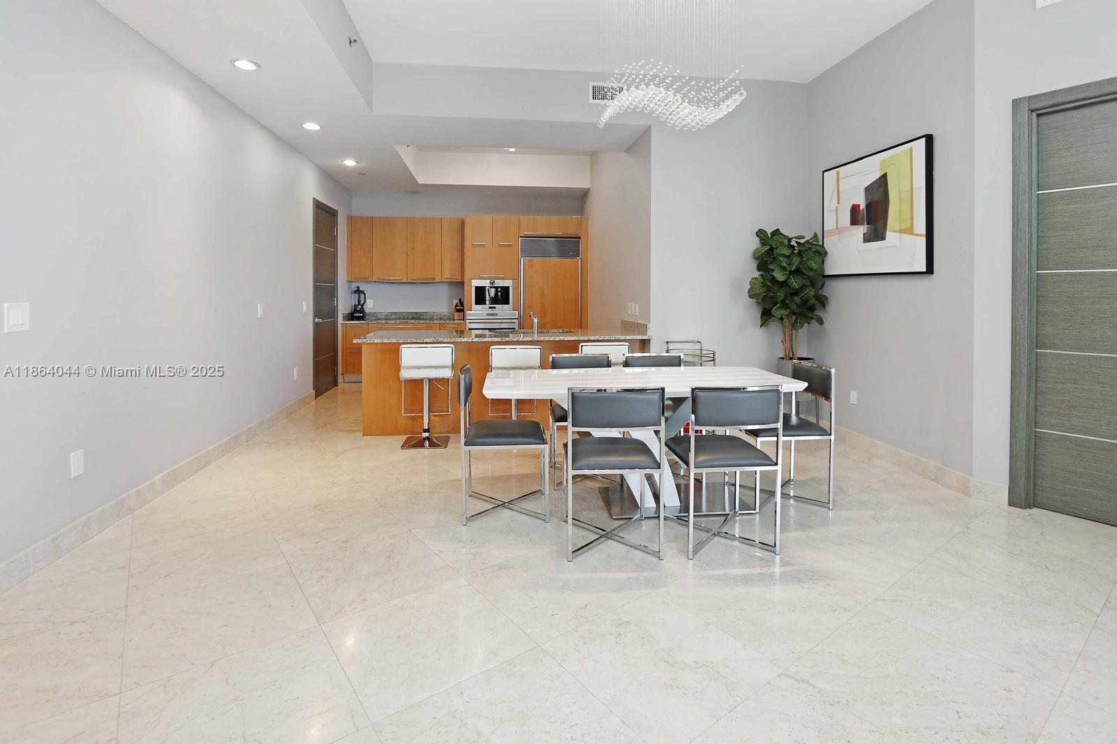 See details 3807 3 / 3 2106 sq. ft. $ 2025-08-22 0 Photo