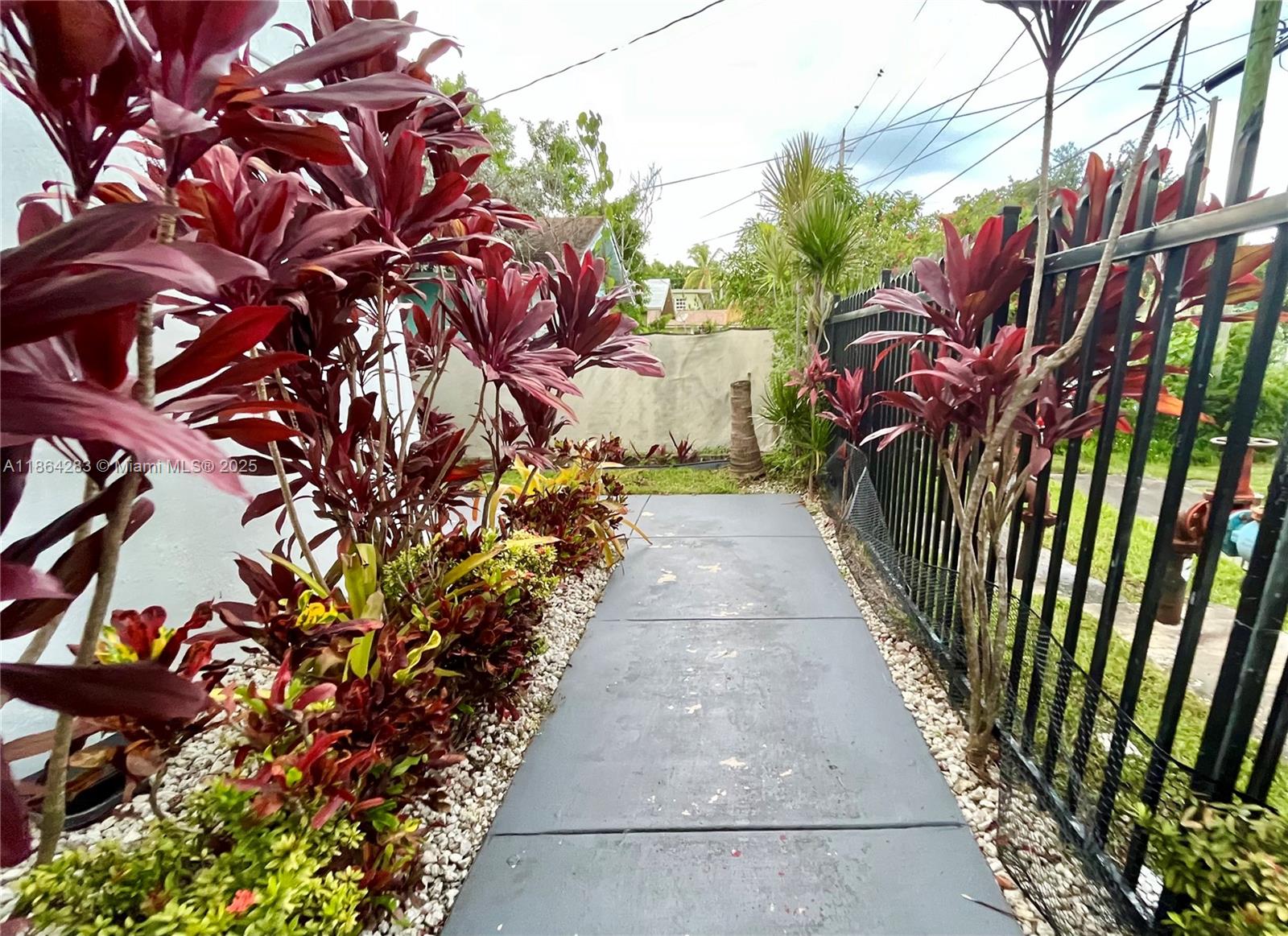See details 302 1 / 1 720 sq. ft. $ 2025-08-24 0 Photo