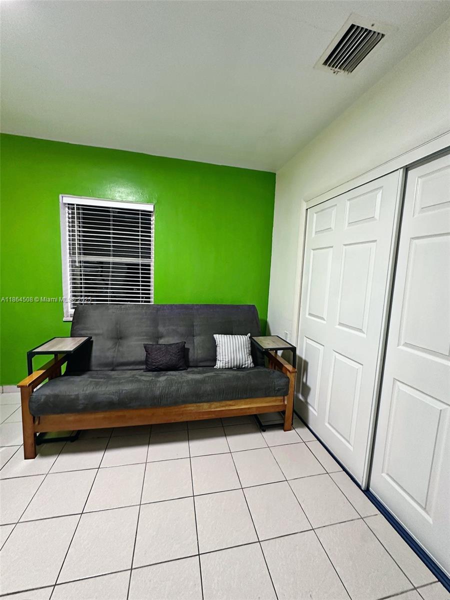 See details / 1200 sq. ft. $ 2025-08-25 0 Photo