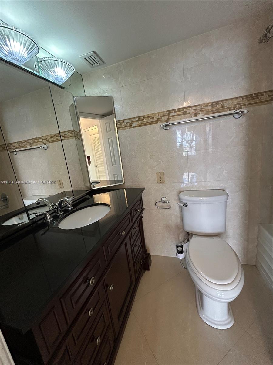 Photo of 3800 Ocean Dr #1823, Hollywood, Florida, 33019 - South side master suite bath