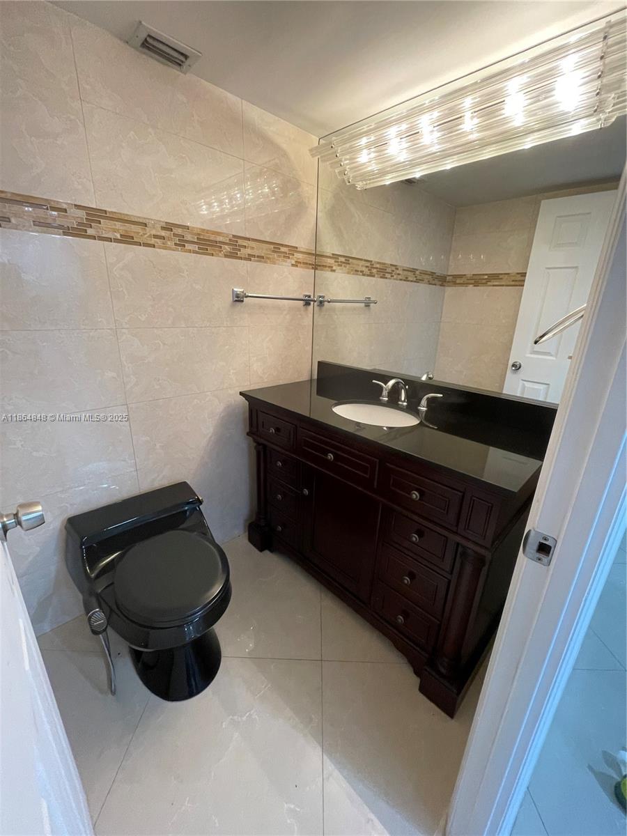 Photo of 3800 Ocean Dr #1823, Hollywood, Florida, 33019 - half bath