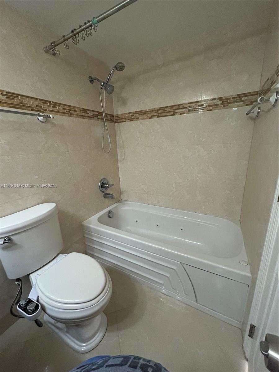 Photo of 3800 Ocean Dr #1823, Hollywood, Florida, 33019 - south master suite bath
