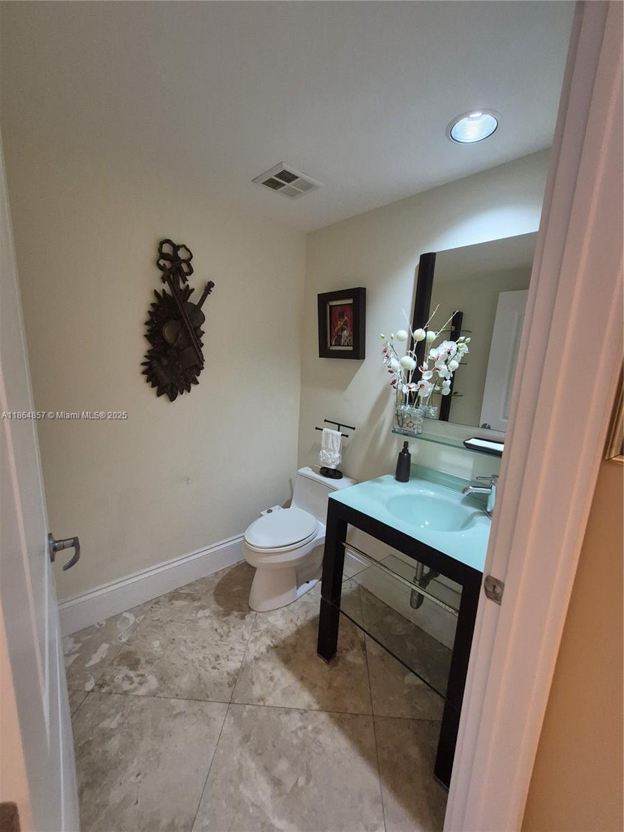 Photo of 3101 Ocean Dr  #2707, Hollywood, Florida, 33019 - Half Bathroom