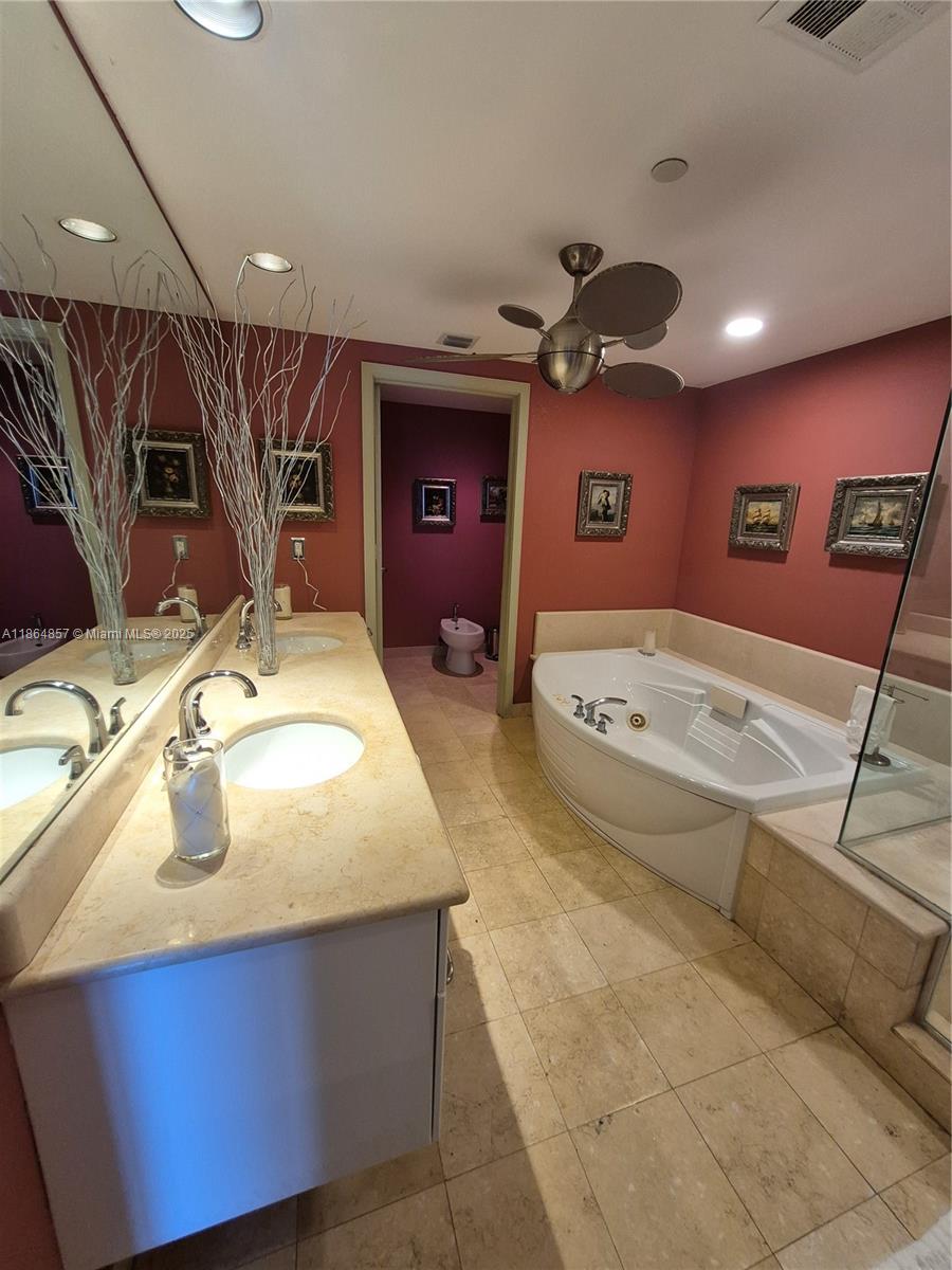Photo of 3101 Ocean Dr  #2707, Hollywood, Florida, 33019 - Master Bathroom