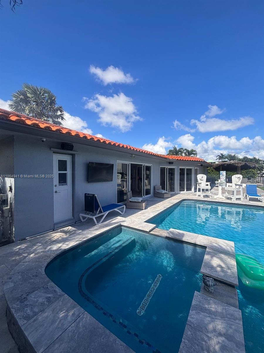 See details 4220 3 / 3 2603 sq. ft. $ 2025-10-20 0 Photo