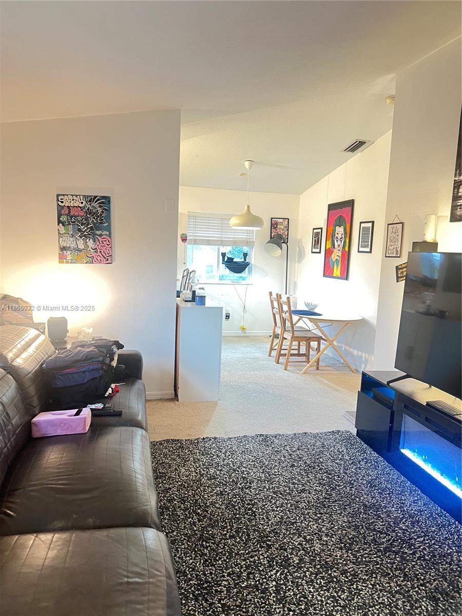 Подробнее 201 3 / 2 1176 кв.футов $ 2025-10-08 0 Фото