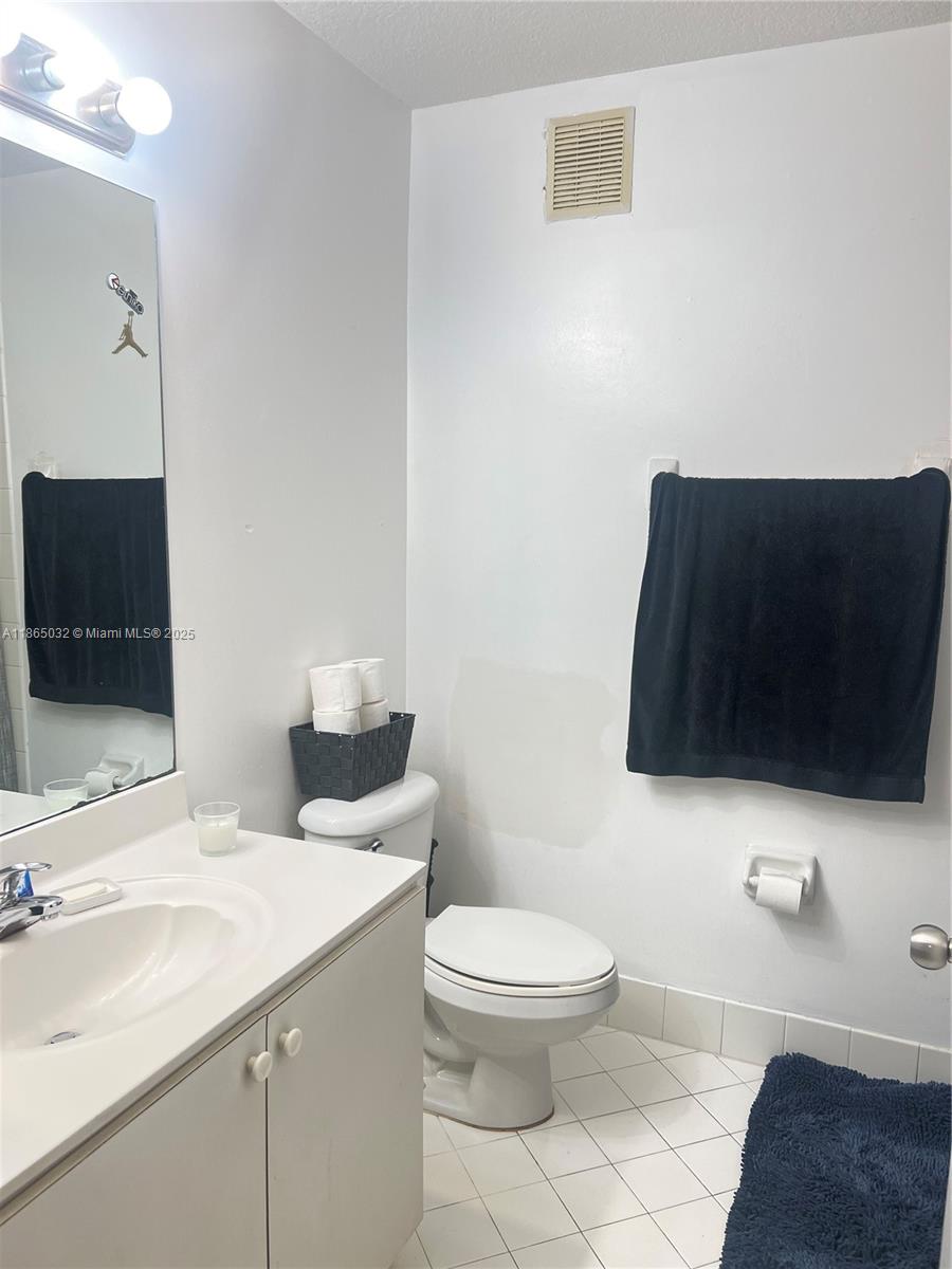 Подробнее 201 3 / 2 1176 кв.футов $ 2025-10-08 0 Фото