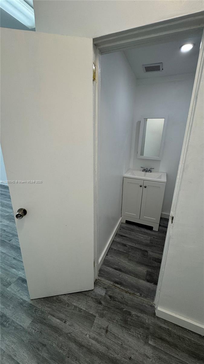   /   кв.футов $ 2025-09-24 0 Фото