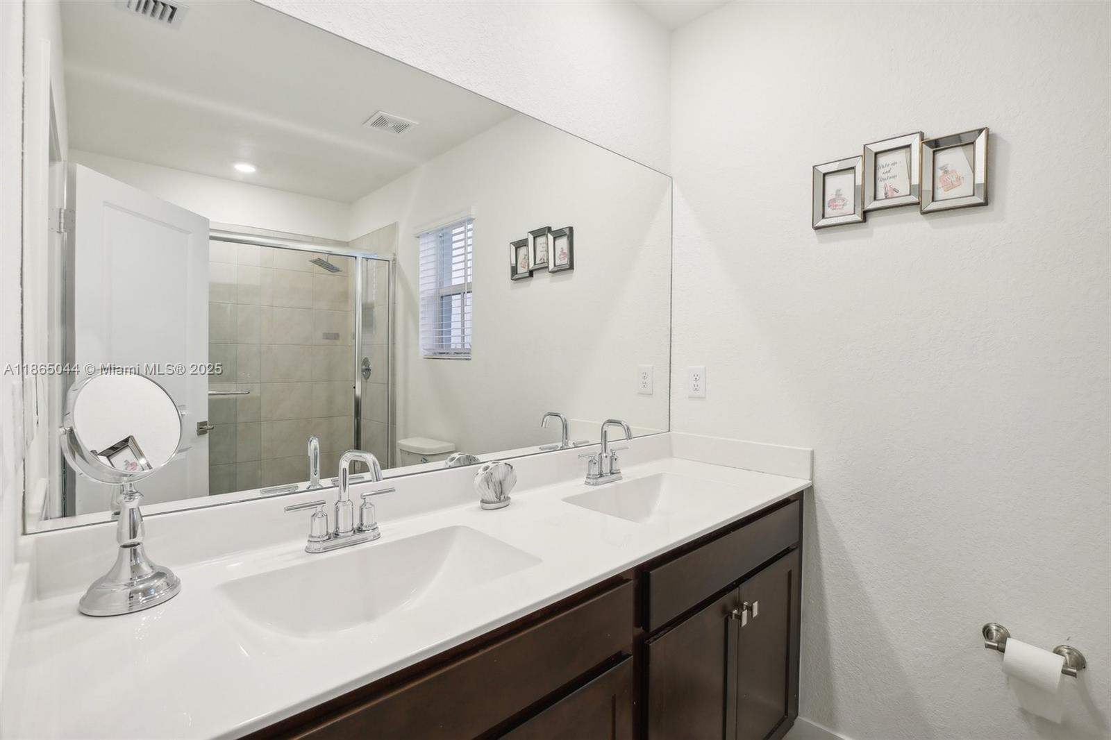 See details 754 3 / 3 1712 sq. ft. $ 2025-08-25 0 Photo