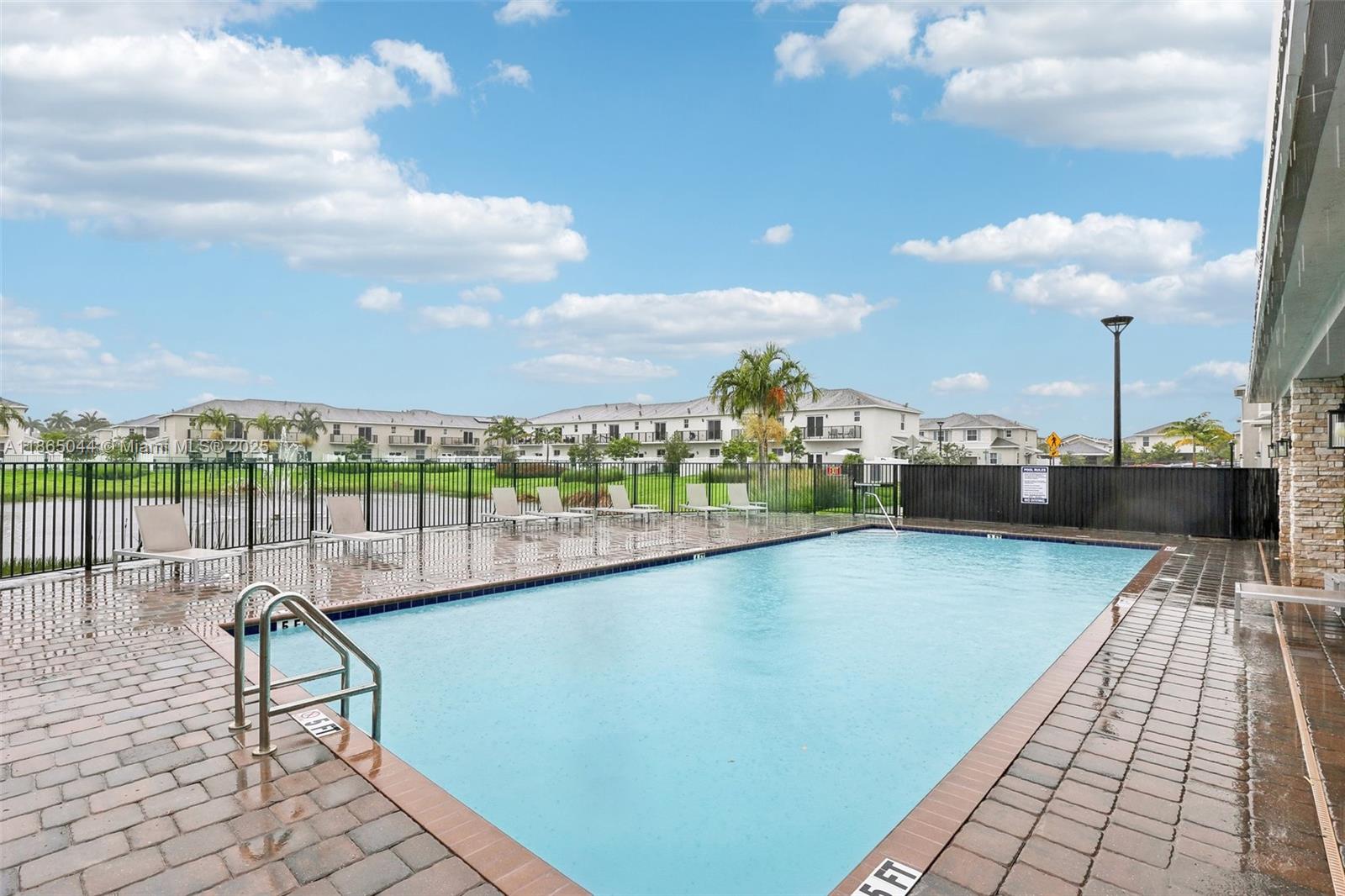See details 754 3 / 3 1712 sq. ft. $ 2025-08-25 0 Photo