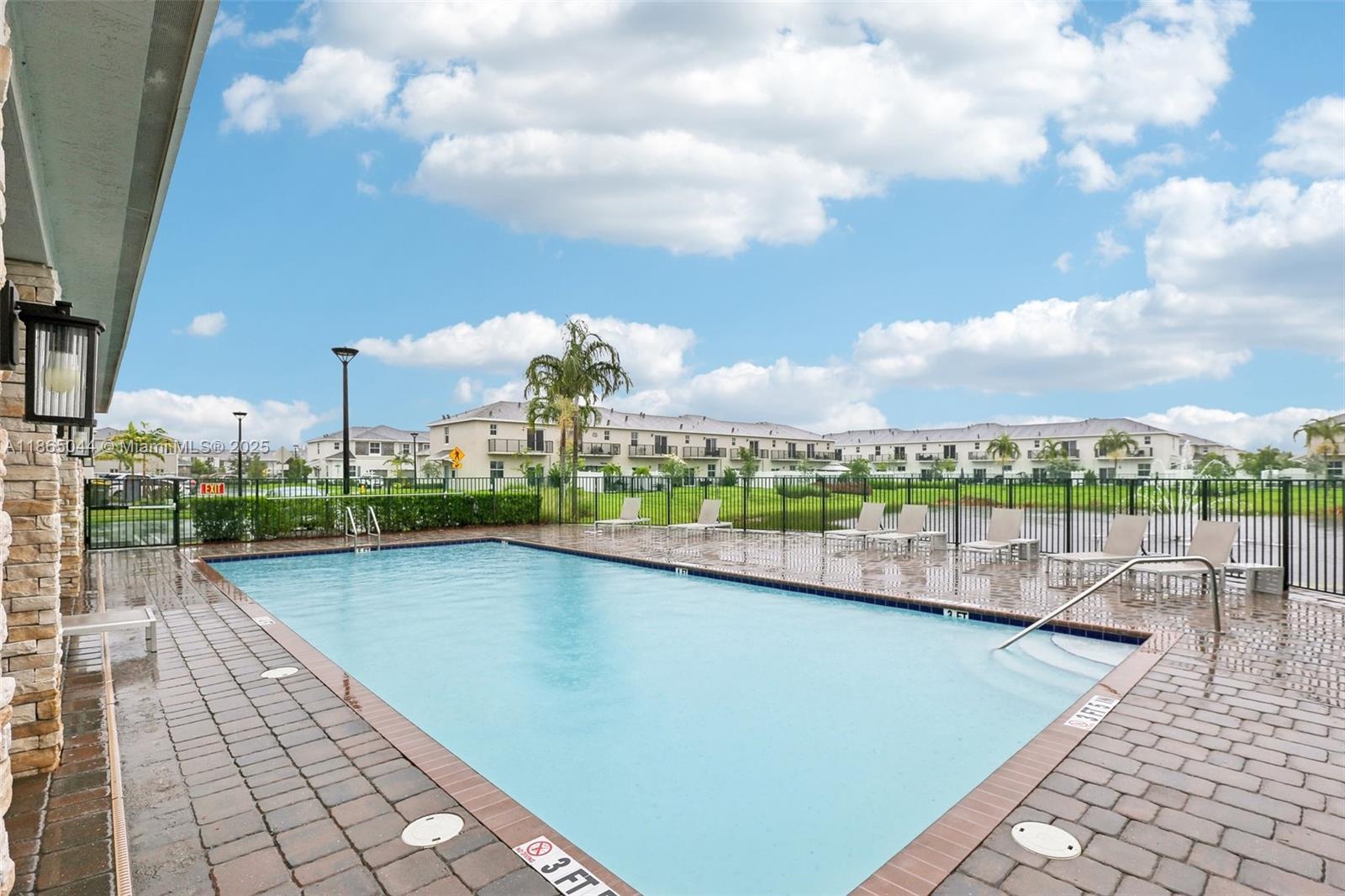 See details 754 3 / 3 1712 sq. ft. $ 2025-08-25 0 Photo