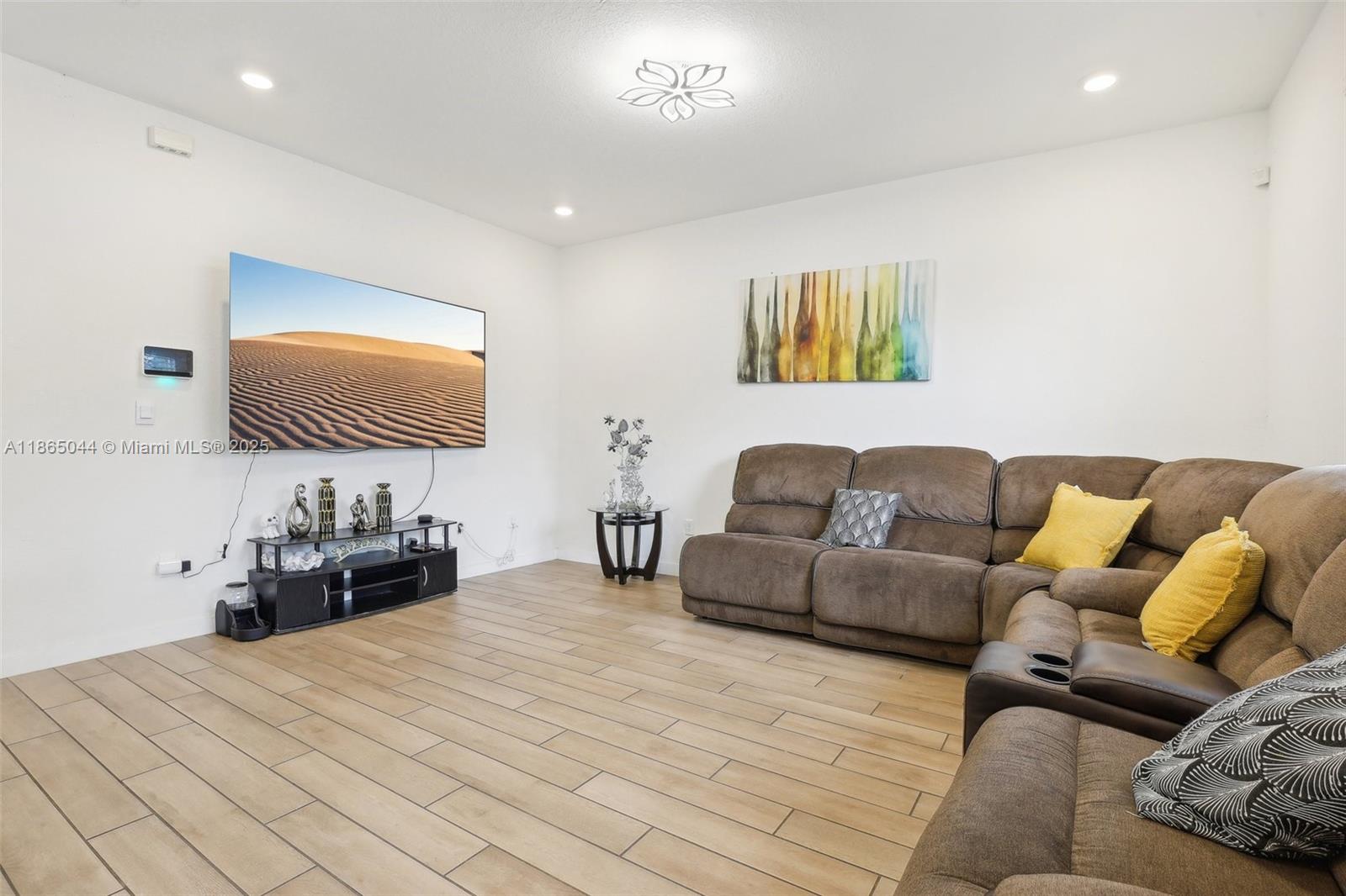 See details 754 3 / 3 1712 sq. ft. $ 2025-08-25 0 Photo