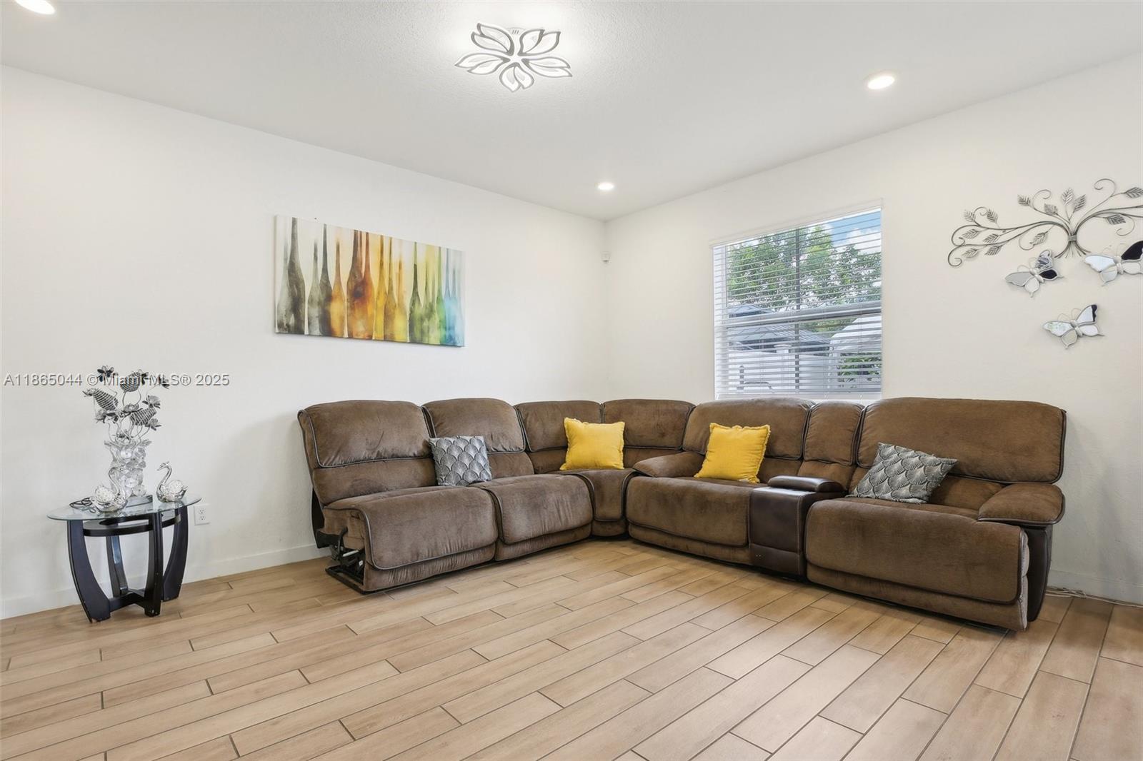 See details 754 3 / 3 1712 sq. ft. $ 2025-08-25 0 Photo