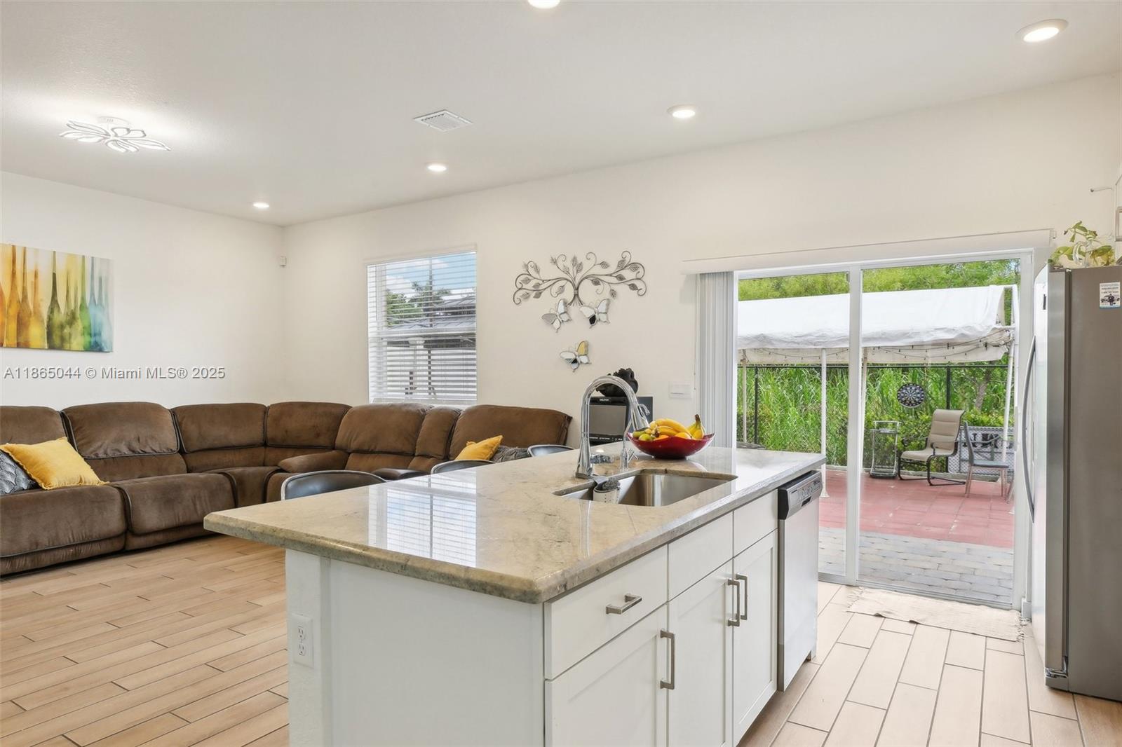 See details 754 3 / 3 1712 sq. ft. $ 2025-08-25 0 Photo